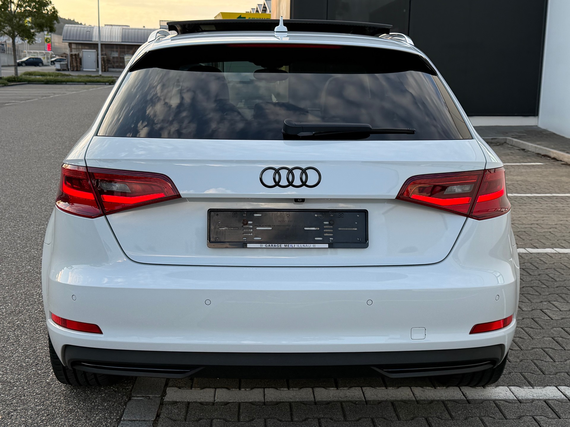 AUDI A3 Sportback 1.4 e-tron Ambition S-tronic-image-2