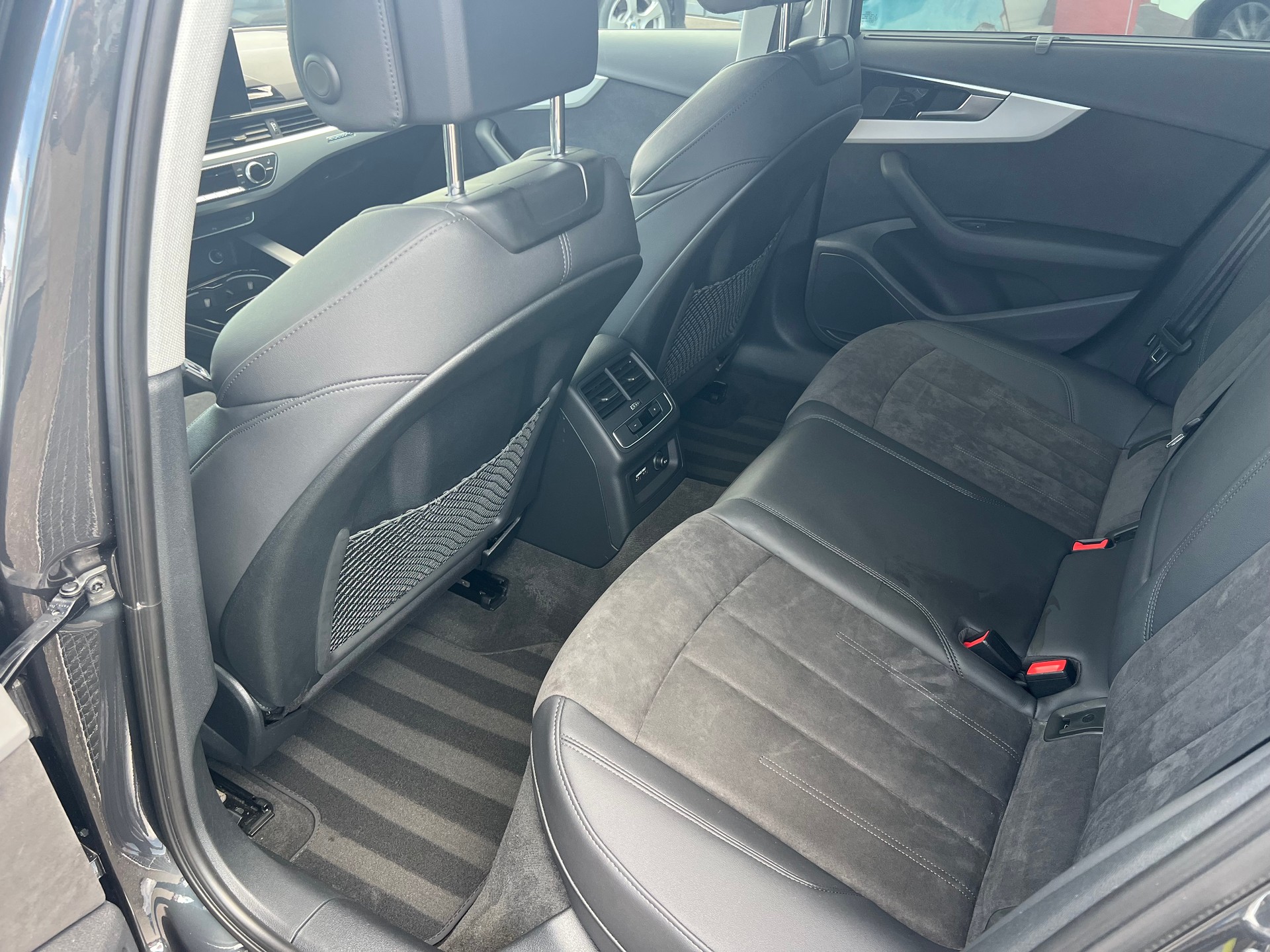 AUDI A4 Avant 40 TDI advanced quattro S-tronic-image-18