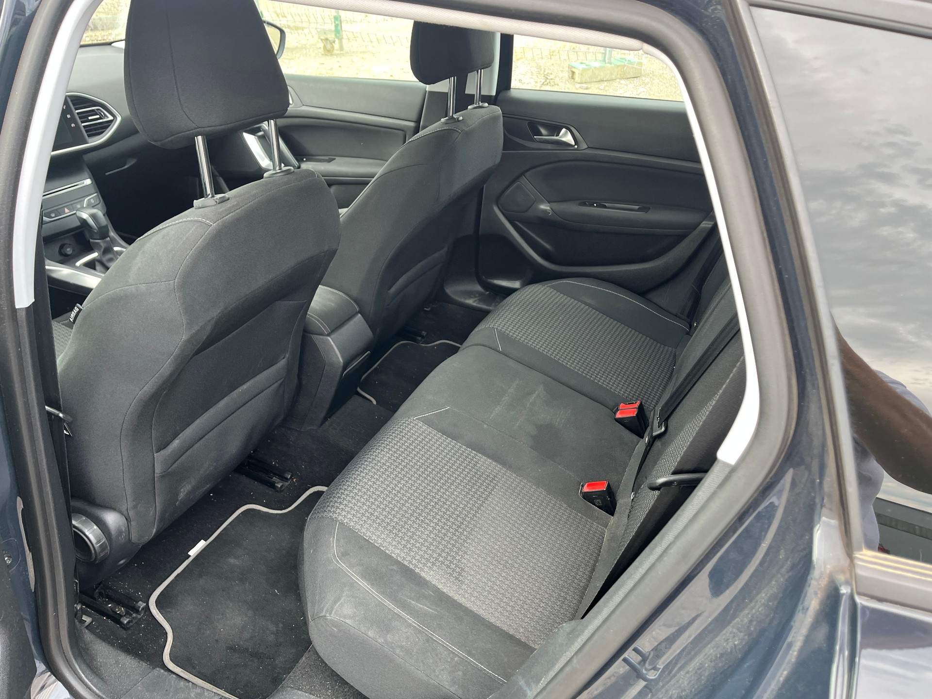 PEUGEOT 308 SW 1.6 BlueHDI Business Line EAT6-image-14