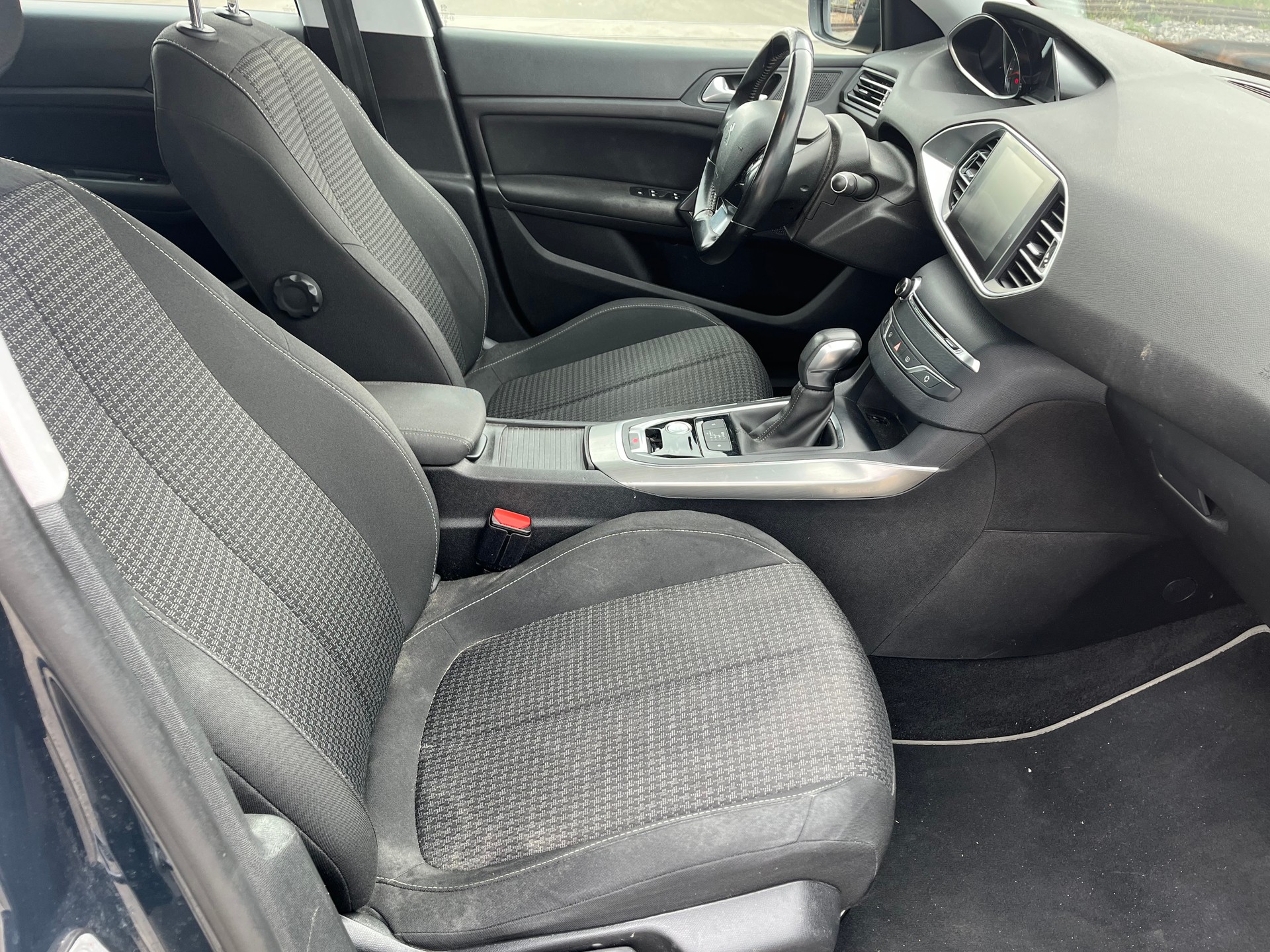 PEUGEOT 308 SW 1.6 BlueHDI Business Line EAT6-image-12