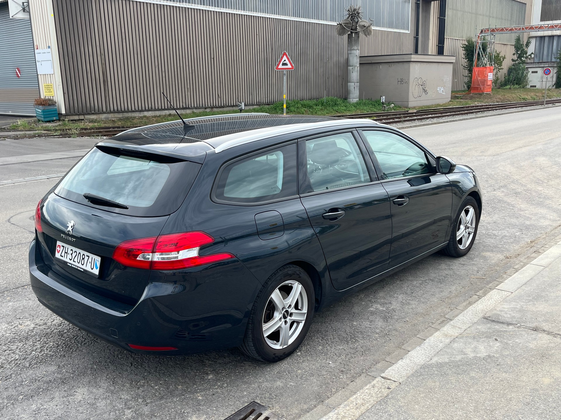PEUGEOT 308 SW 1.6 BlueHDI Business Line EAT6-image-5