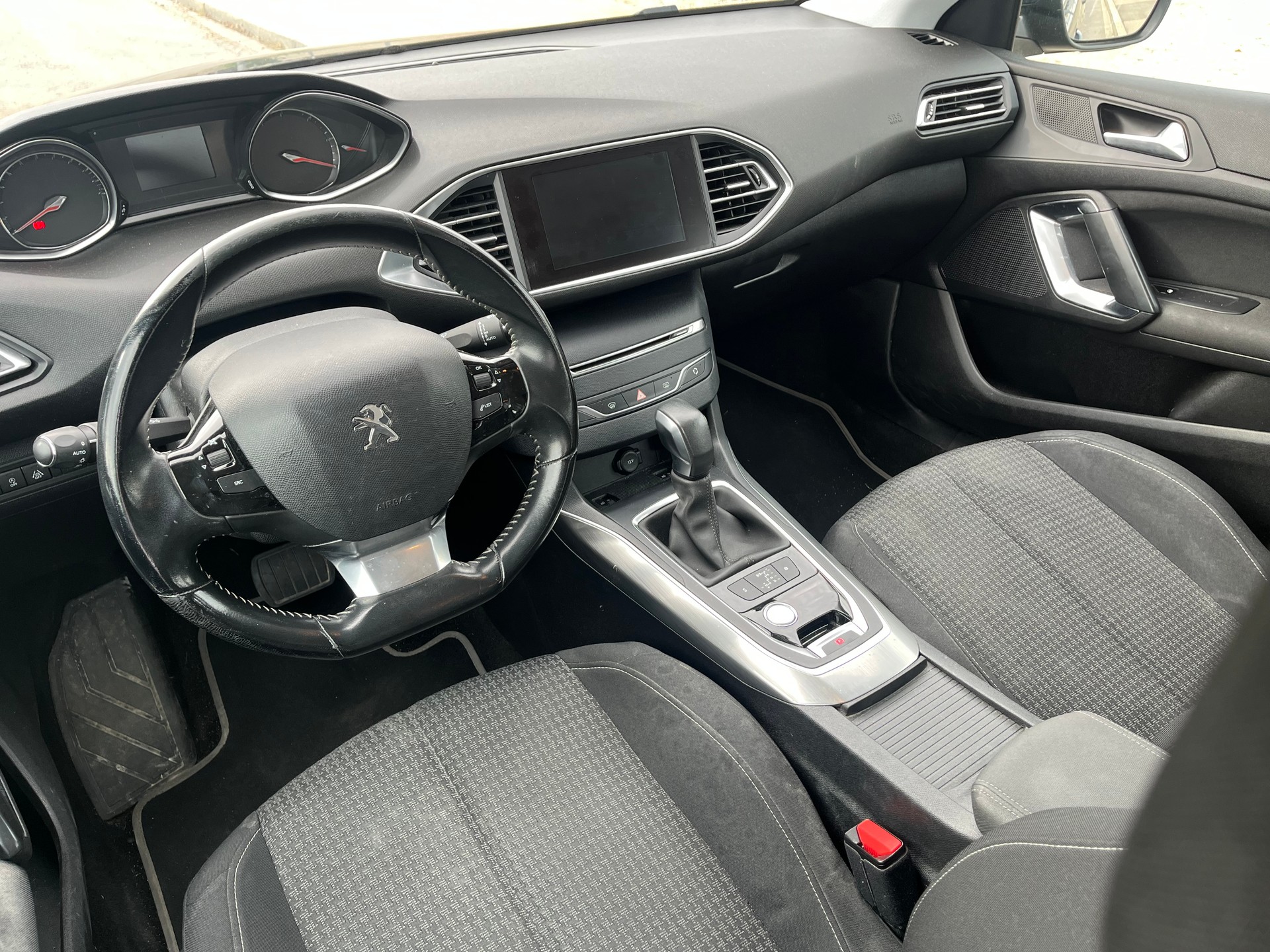 PEUGEOT 308 SW 1.6 BlueHDI Business Line EAT6-image-8