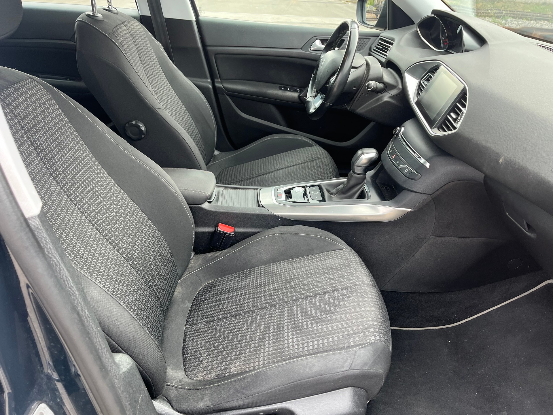 PEUGEOT 308 SW 1.6 BlueHDI Business Line EAT6-image-11
