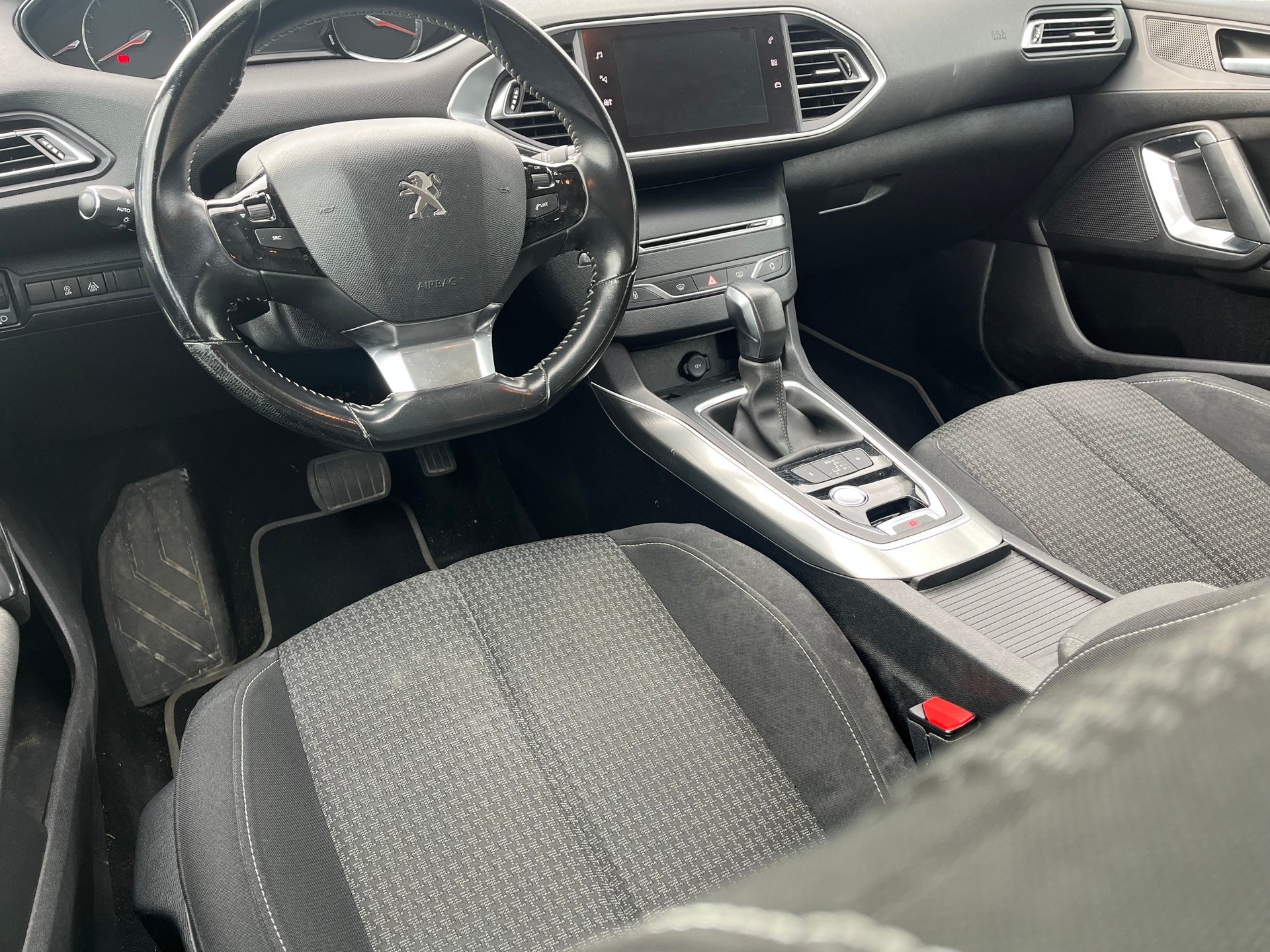 PEUGEOT 308 SW 1.6 BlueHDI Business Line EAT6-image-9