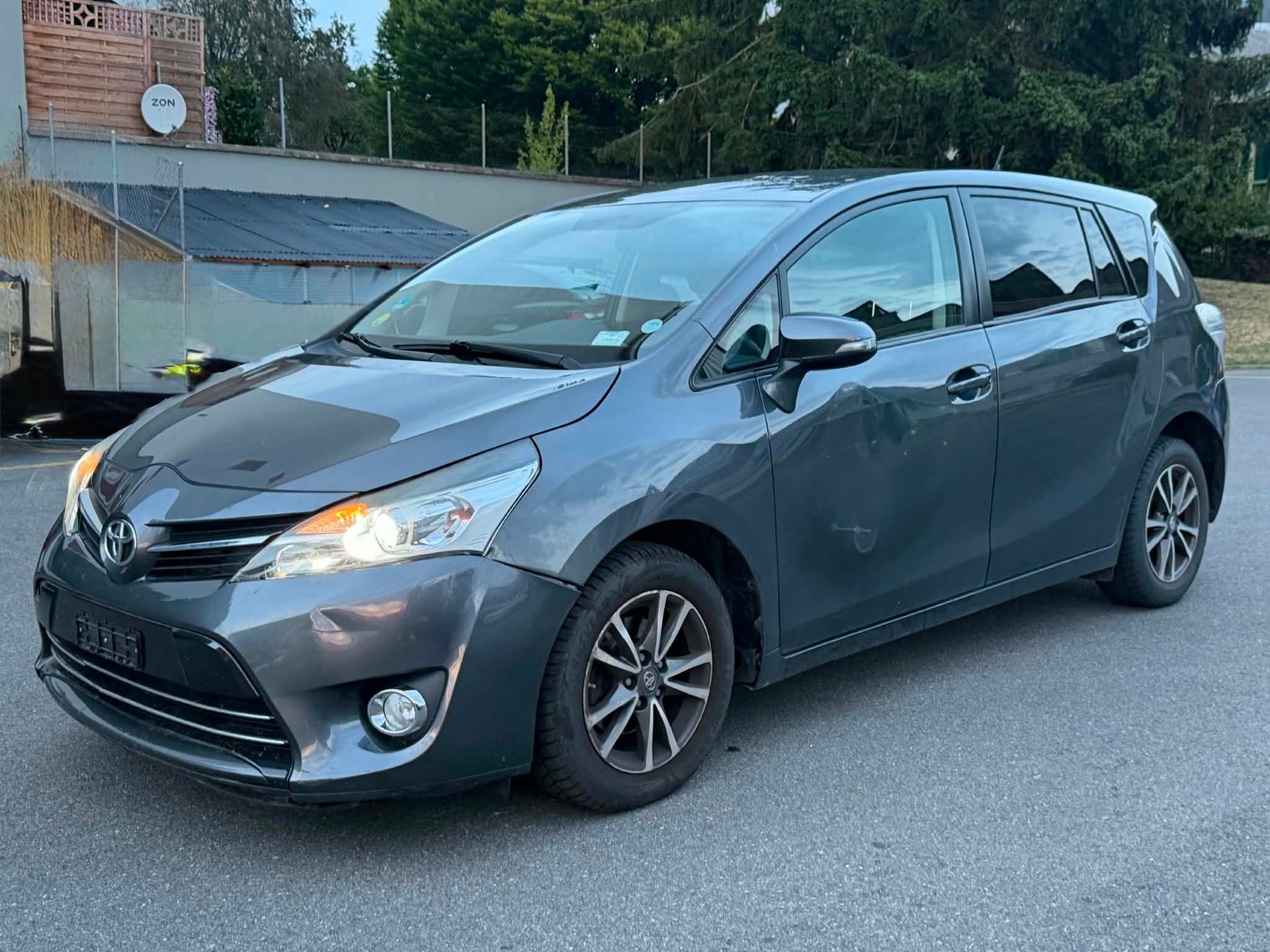 TOYOTA VERSO-image-2