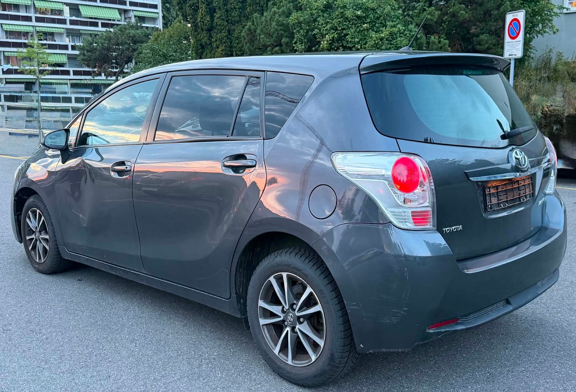 TOYOTA VERSO-image-1