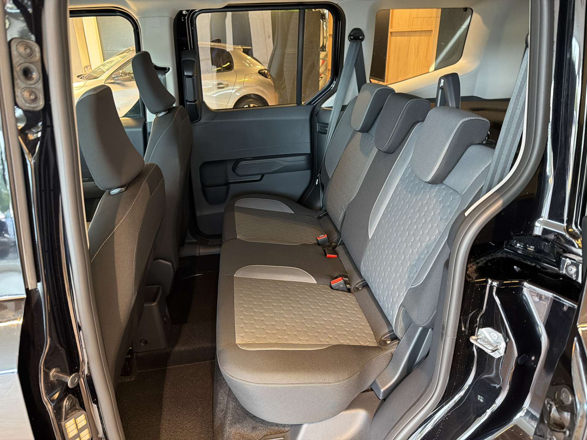 FORD Tourneo Courier 1.0 EcoBoost Titanium Automat-image-6