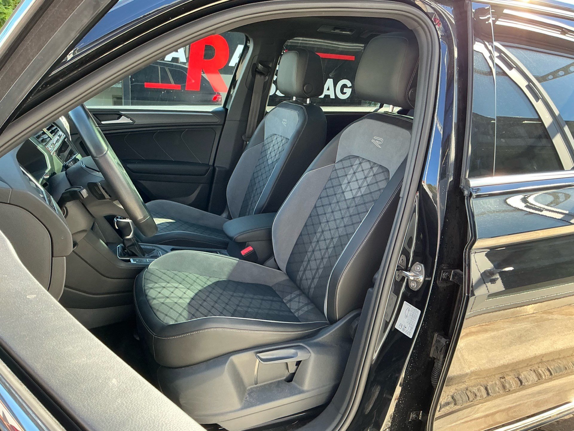 VW Tiguan Allspace R-Line 4Motion *** PANORAMADACH & 7 PLÄTZER ***-image-7