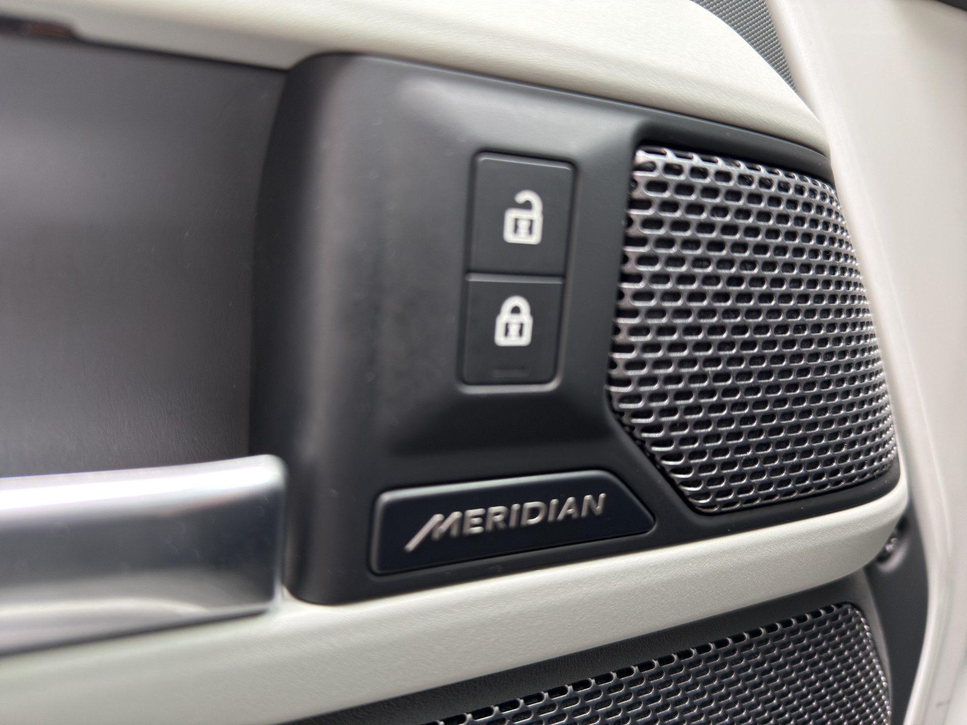LAND ROVER Defender 90 3.0D I6 250 SE AT8-image-16