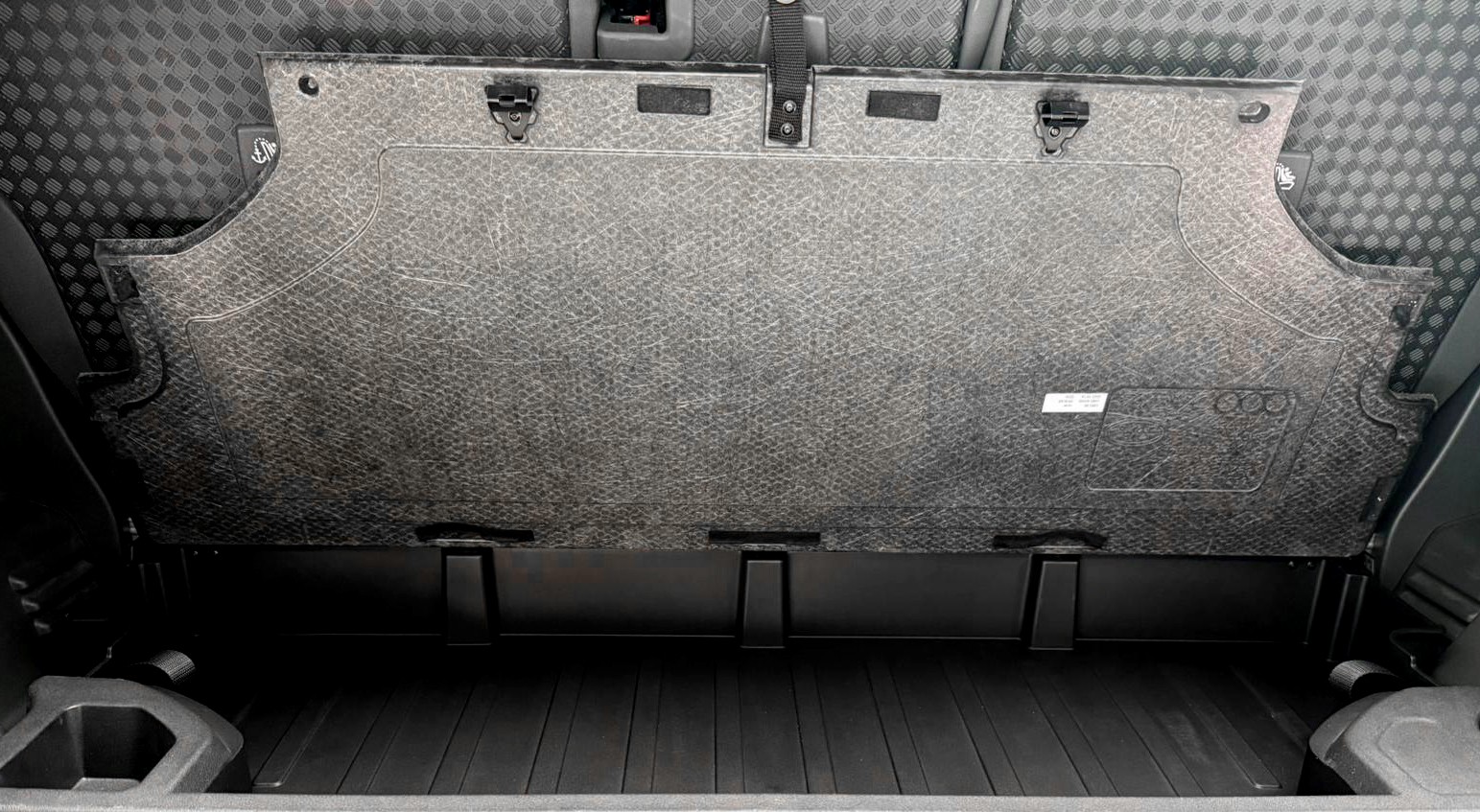 LAND ROVER Defender 90 3.0D I6 250 SE AT8-image-18