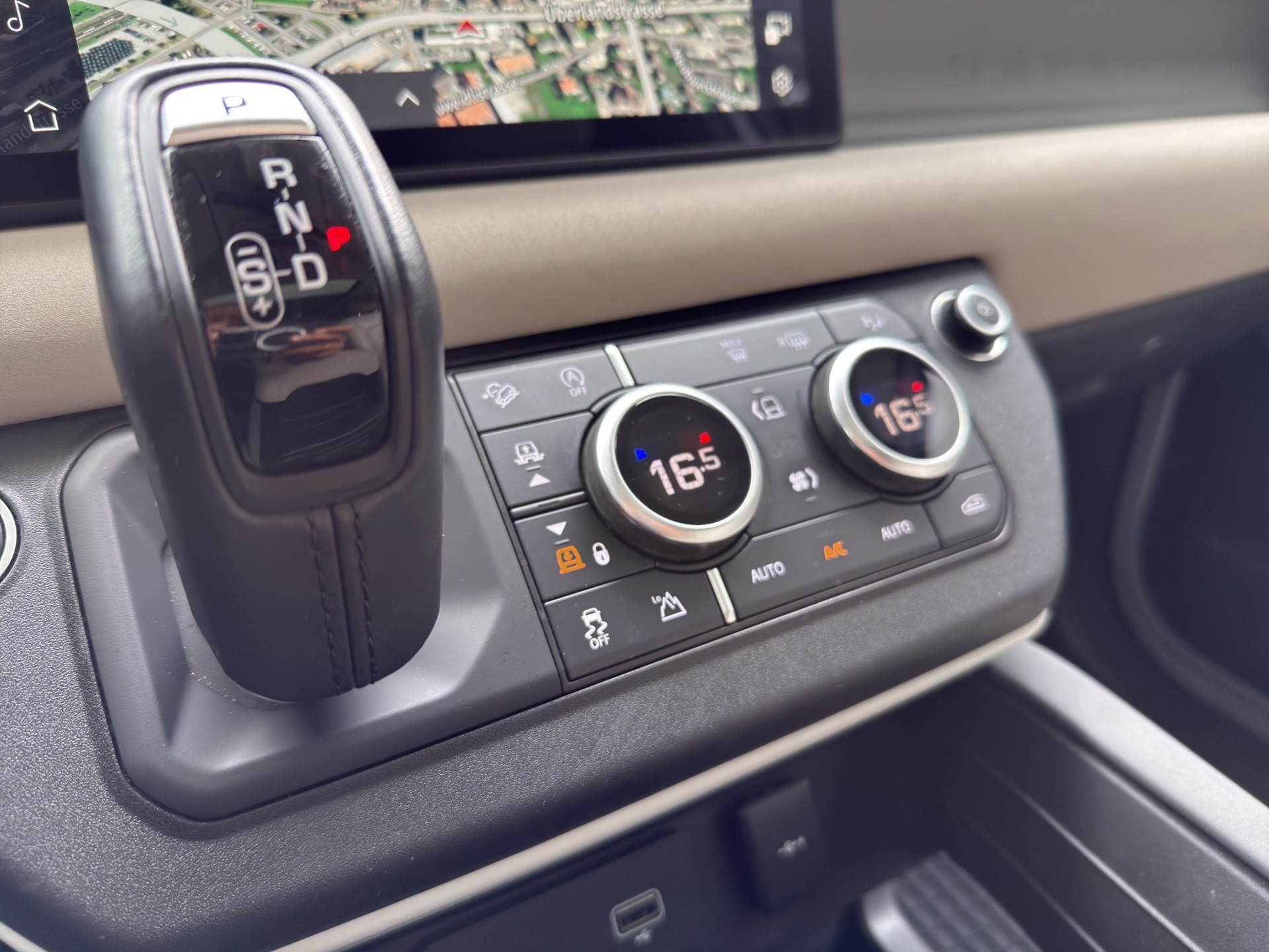 LAND ROVER Defender 90 3.0D I6 250 SE AT8-image-14