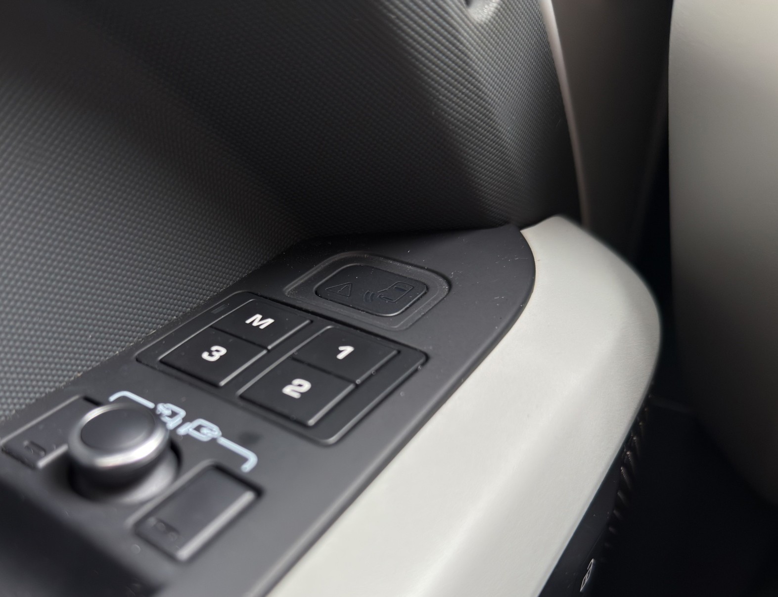 LAND ROVER Defender 90 3.0D I6 250 SE AT8-image-17