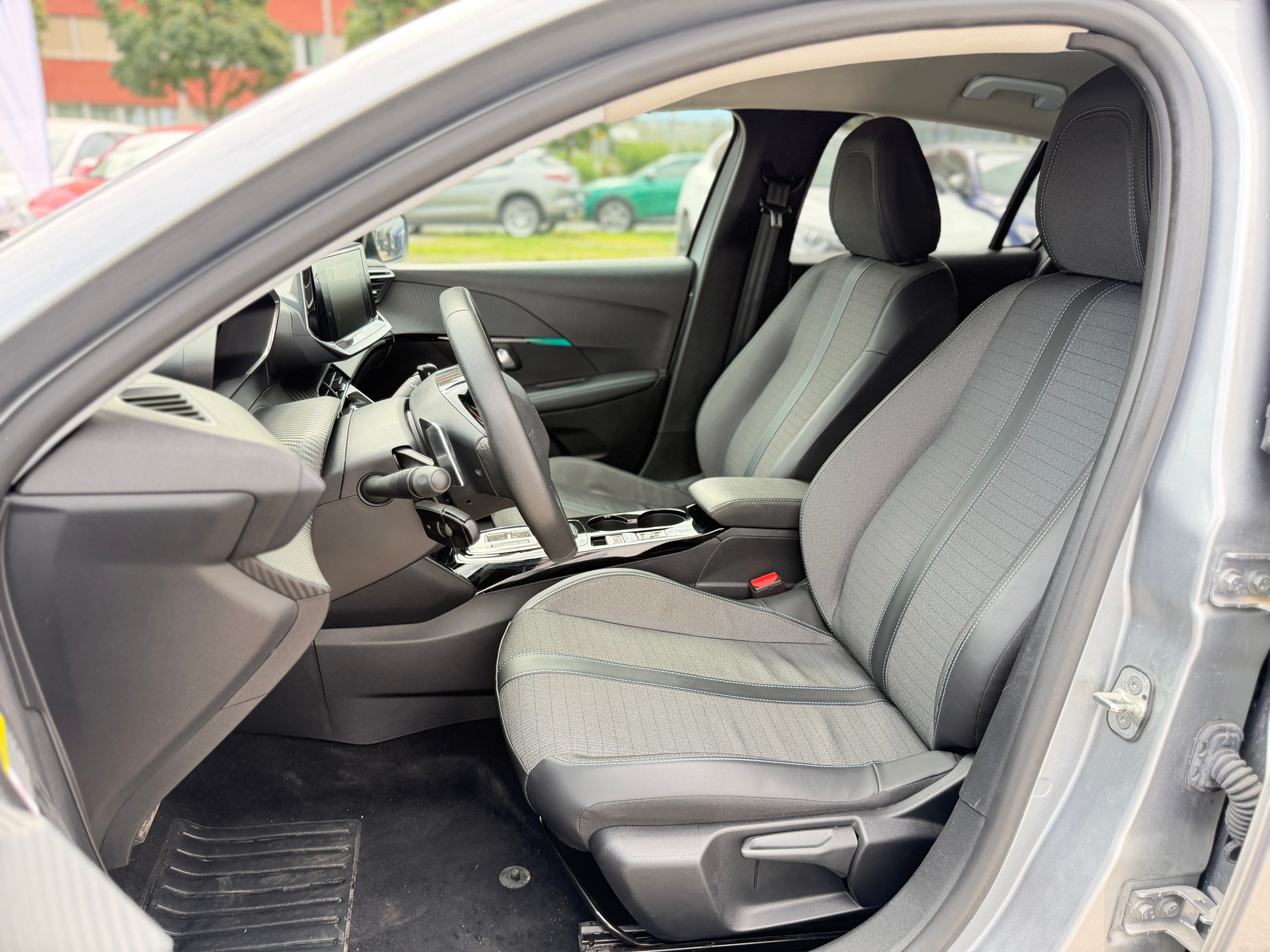 PEUGEOT 208 1.2 PureTech Allure EAT8-image-8