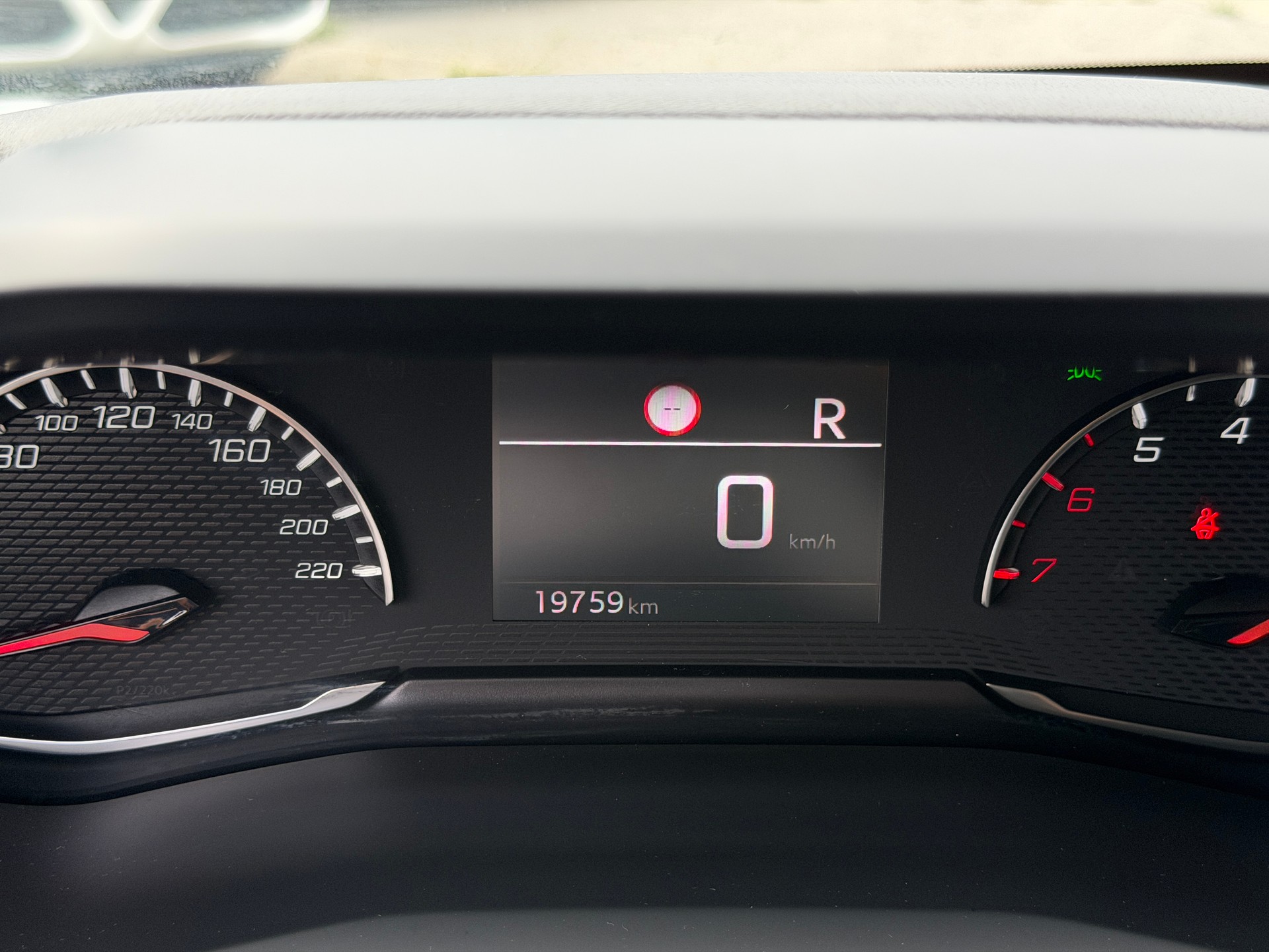 PEUGEOT 208 1.2 PureTech Allure EAT8-image-9