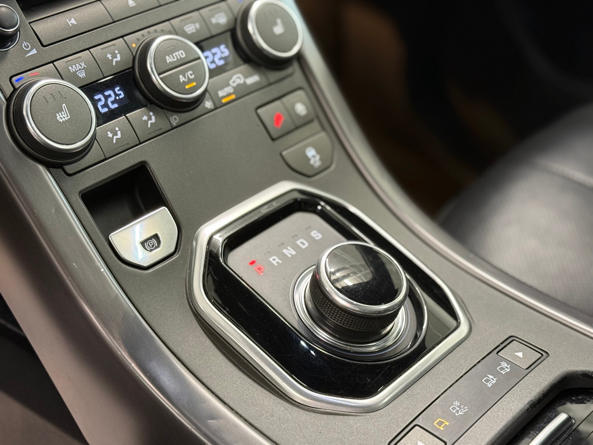 LAND ROVER Range Rover Evoque 2.0 TD4 SE Dynamic AT9-image-17