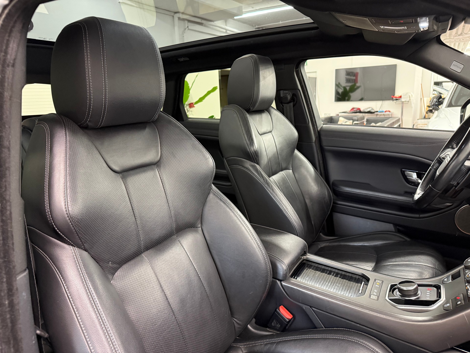 LAND ROVER Range Rover Evoque 2.0 TD4 SE Dynamic AT9-image-24