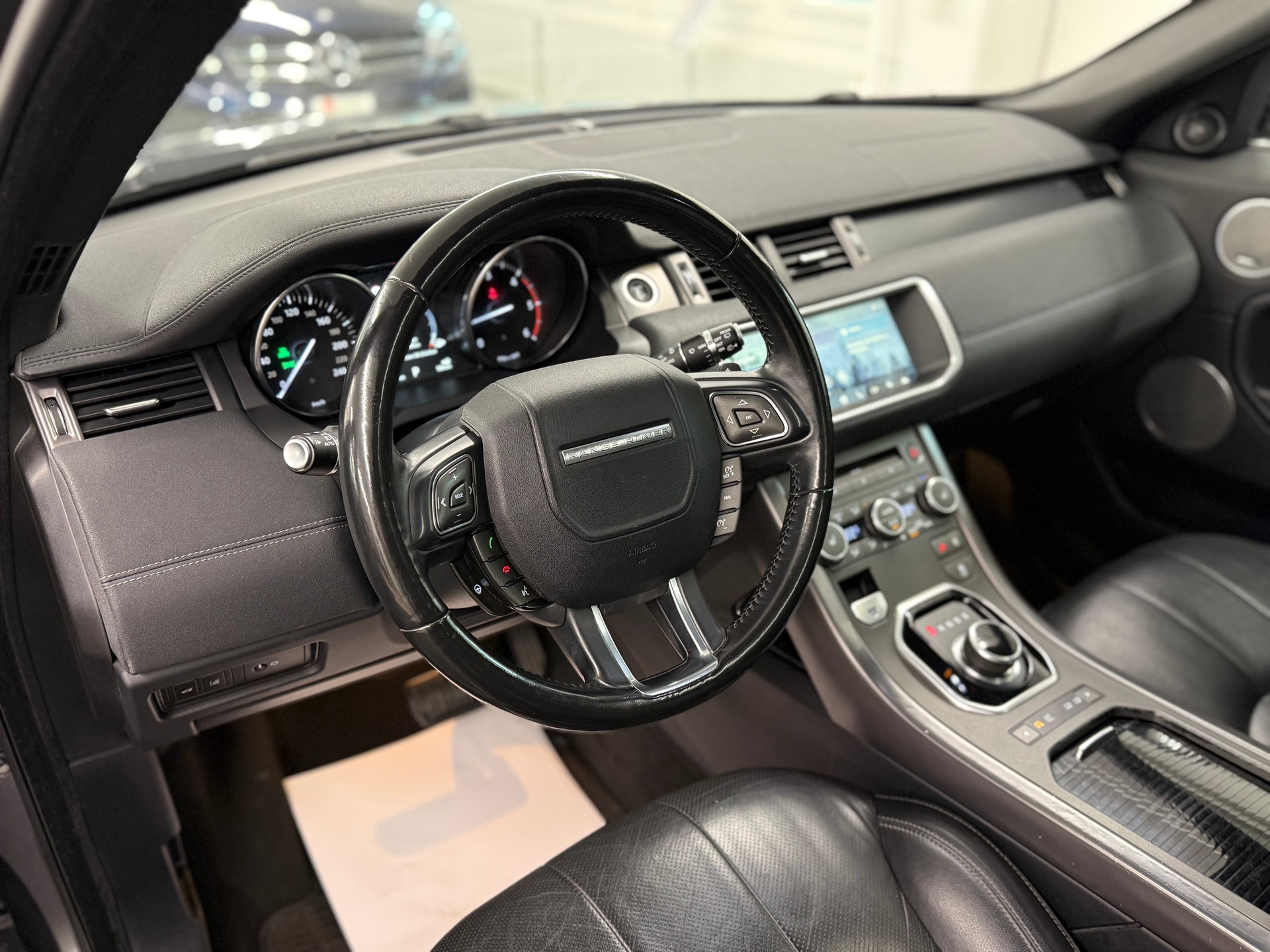LAND ROVER Range Rover Evoque 2.0 TD4 SE Dynamic AT9-image-13