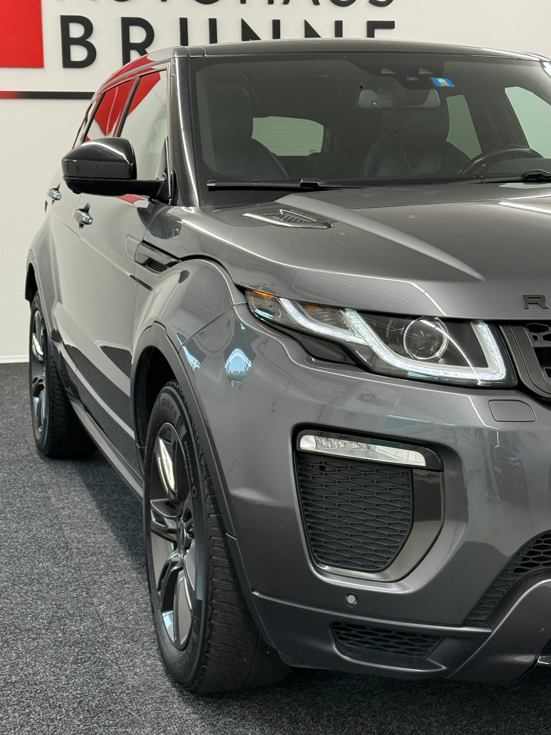 LAND ROVER Range Rover Evoque 2.0 TD4 SE Dynamic AT9-image-2