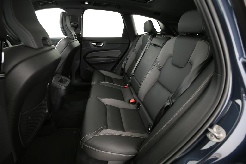 VOLVO XC60 2.0 B4 MH Plus Dark AWD-image-10