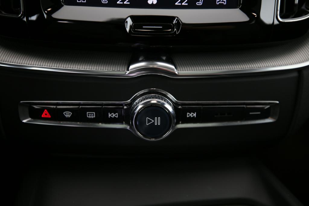 VOLVO XC60 2.0 B4 MH Plus Dark AWD-image-9