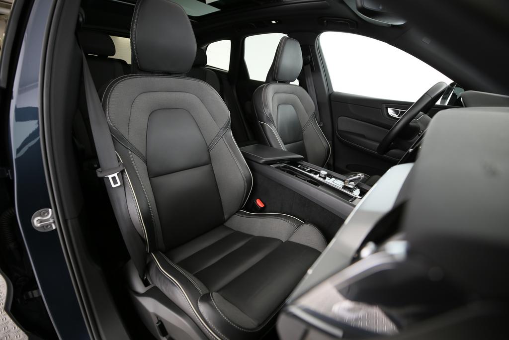 VOLVO XC60 2.0 B4 MH Plus Dark AWD-image-8