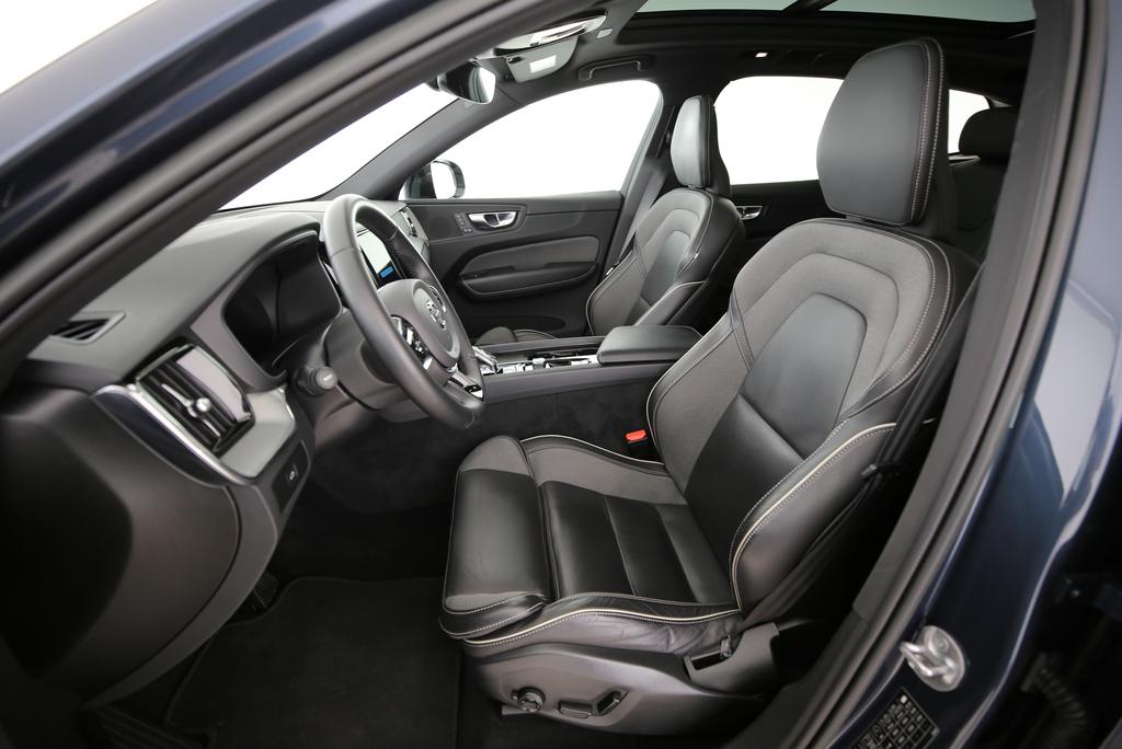 VOLVO XC60 2.0 B4 MH Plus Dark AWD-image-3