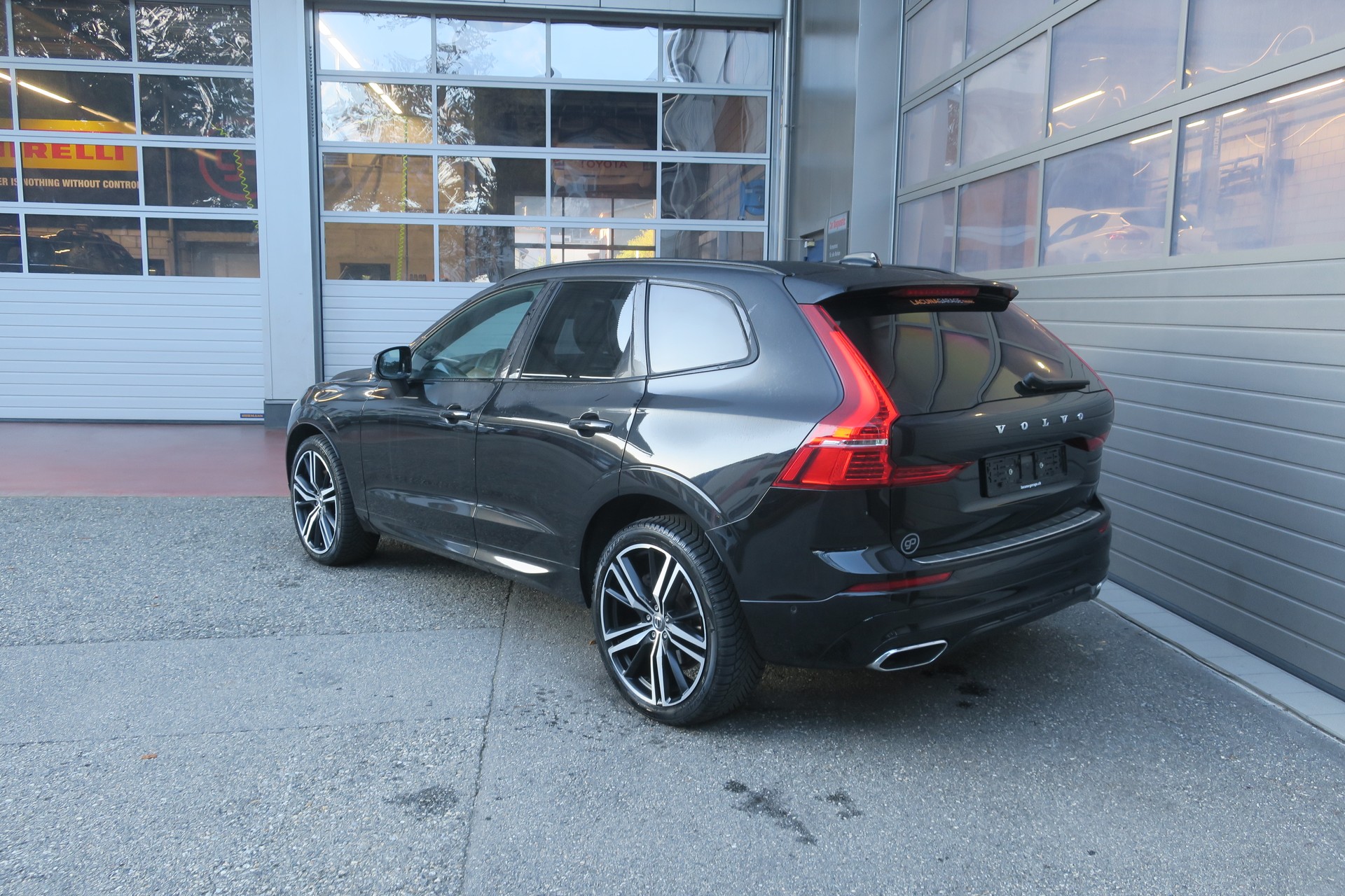 VOLVO XC60 B5 Benzin Mild Hybrid AWD R-Design Geartronic-image-4
