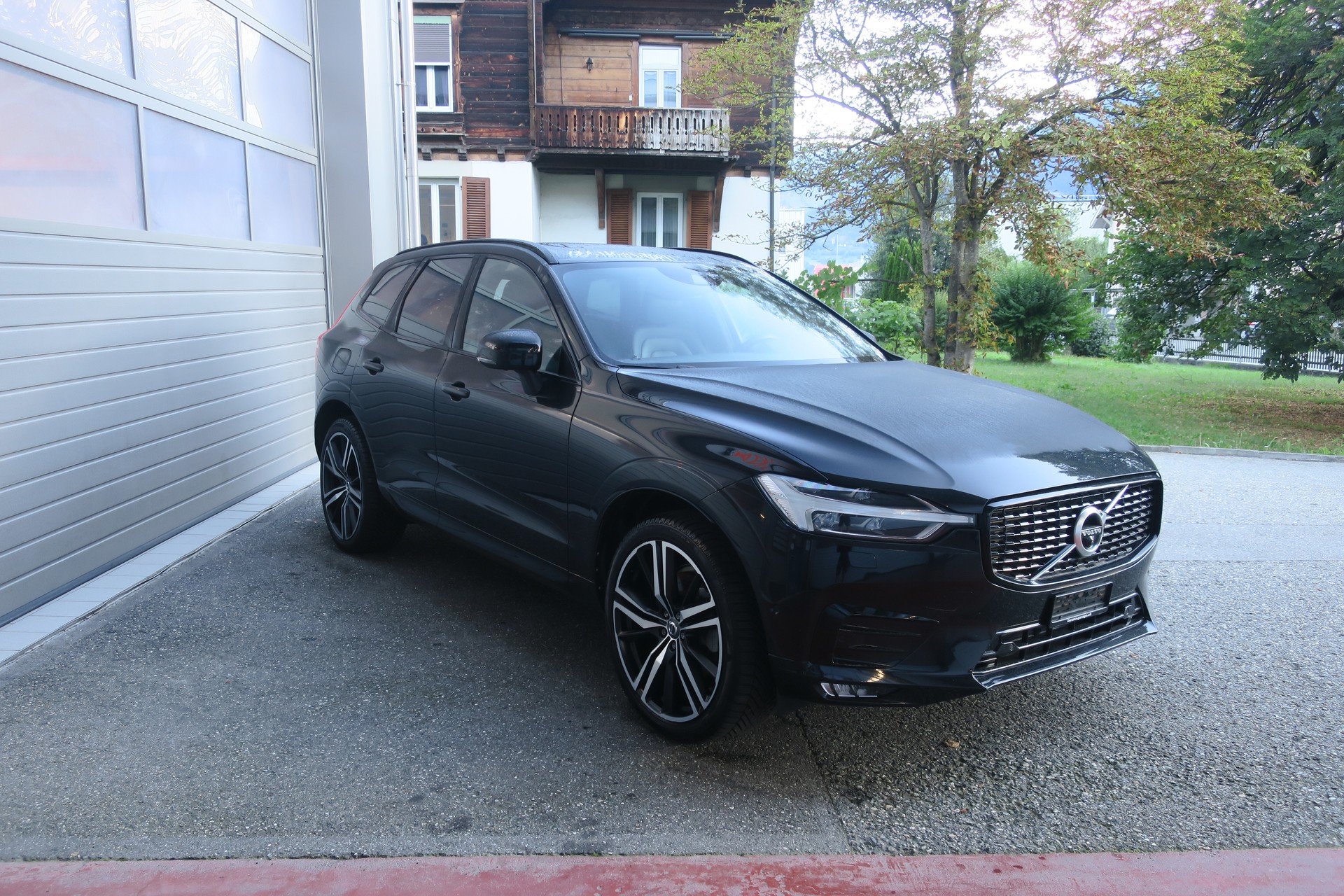 VOLVO XC60 B5 Benzin Mild Hybrid AWD R-Design Geartronic-image-2