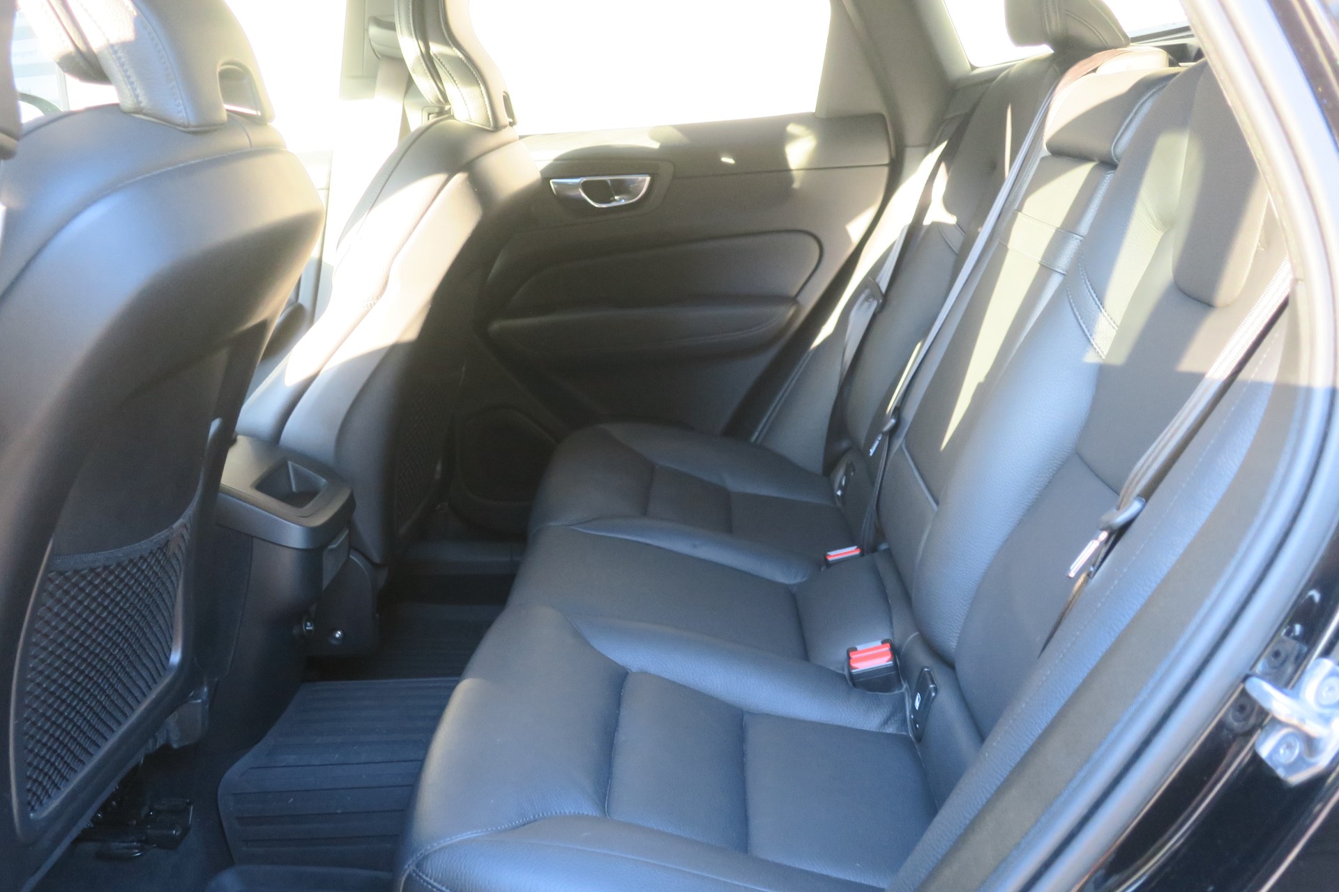 VOLVO XC60 B5 Benzin Mild Hybrid AWD R-Design Geartronic-image-7