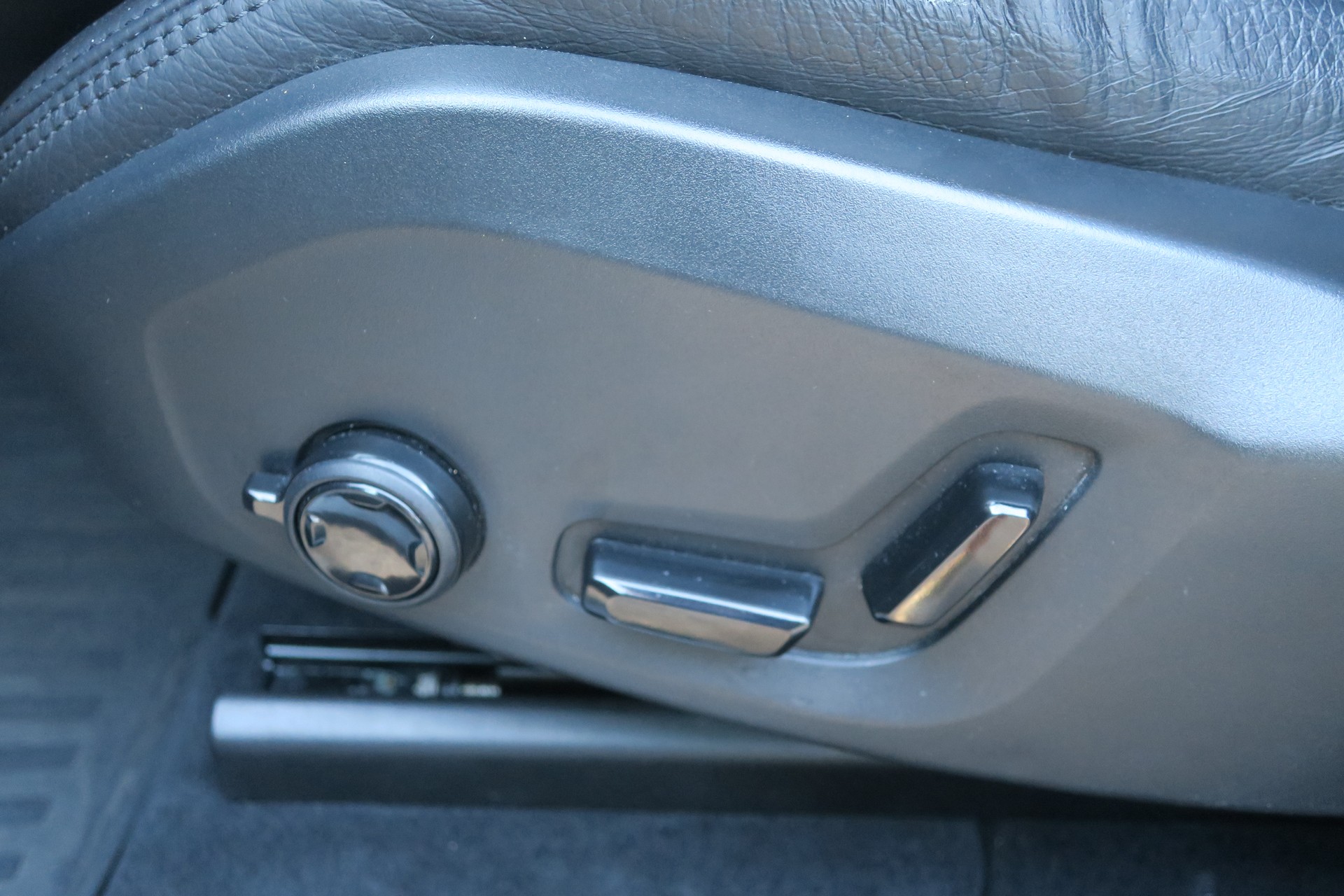 VOLVO XC60 B5 Benzin Mild Hybrid AWD R-Design Geartronic-image-6