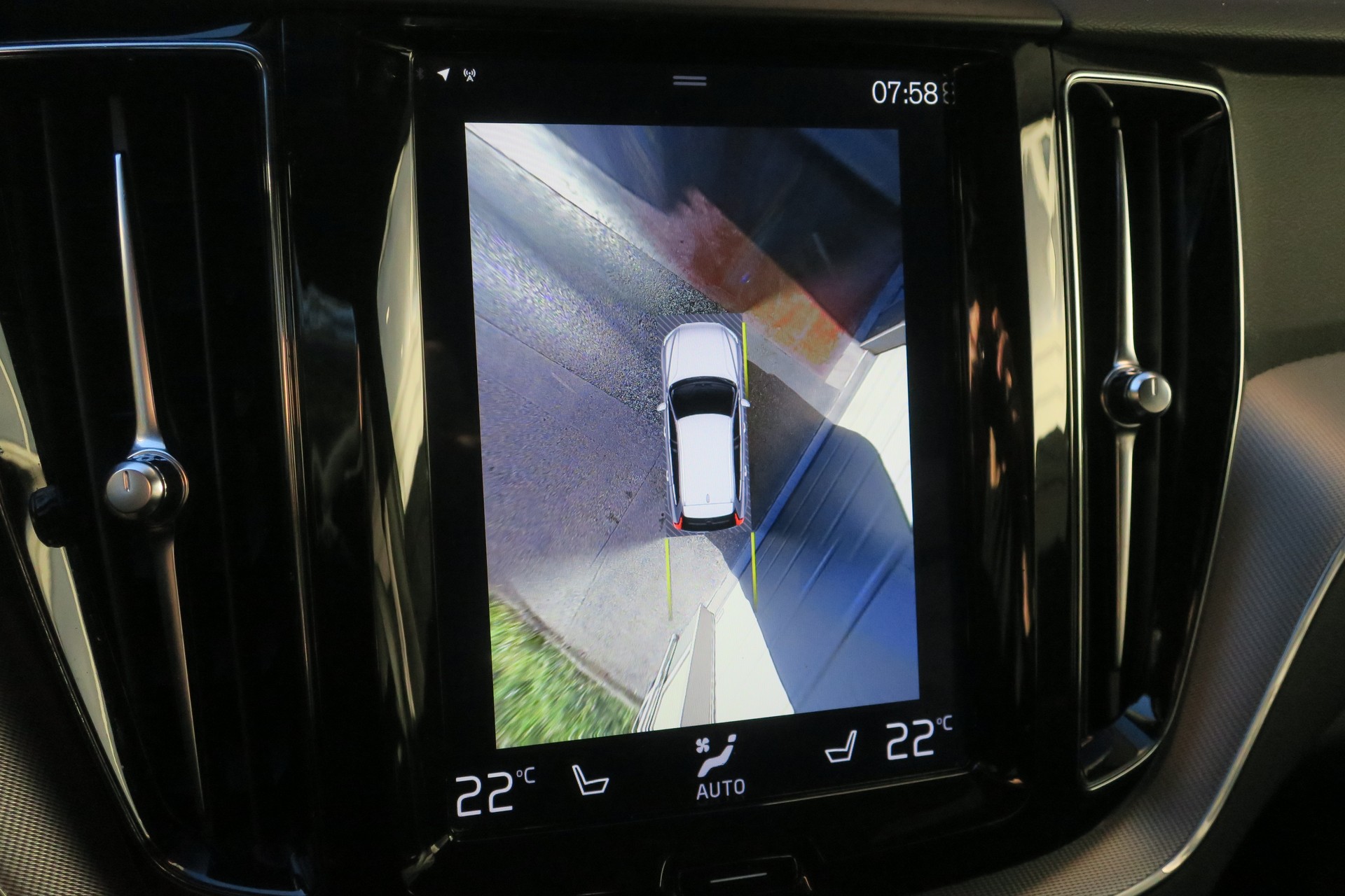 VOLVO XC60 B5 Benzin Mild Hybrid AWD R-Design Geartronic-image-12