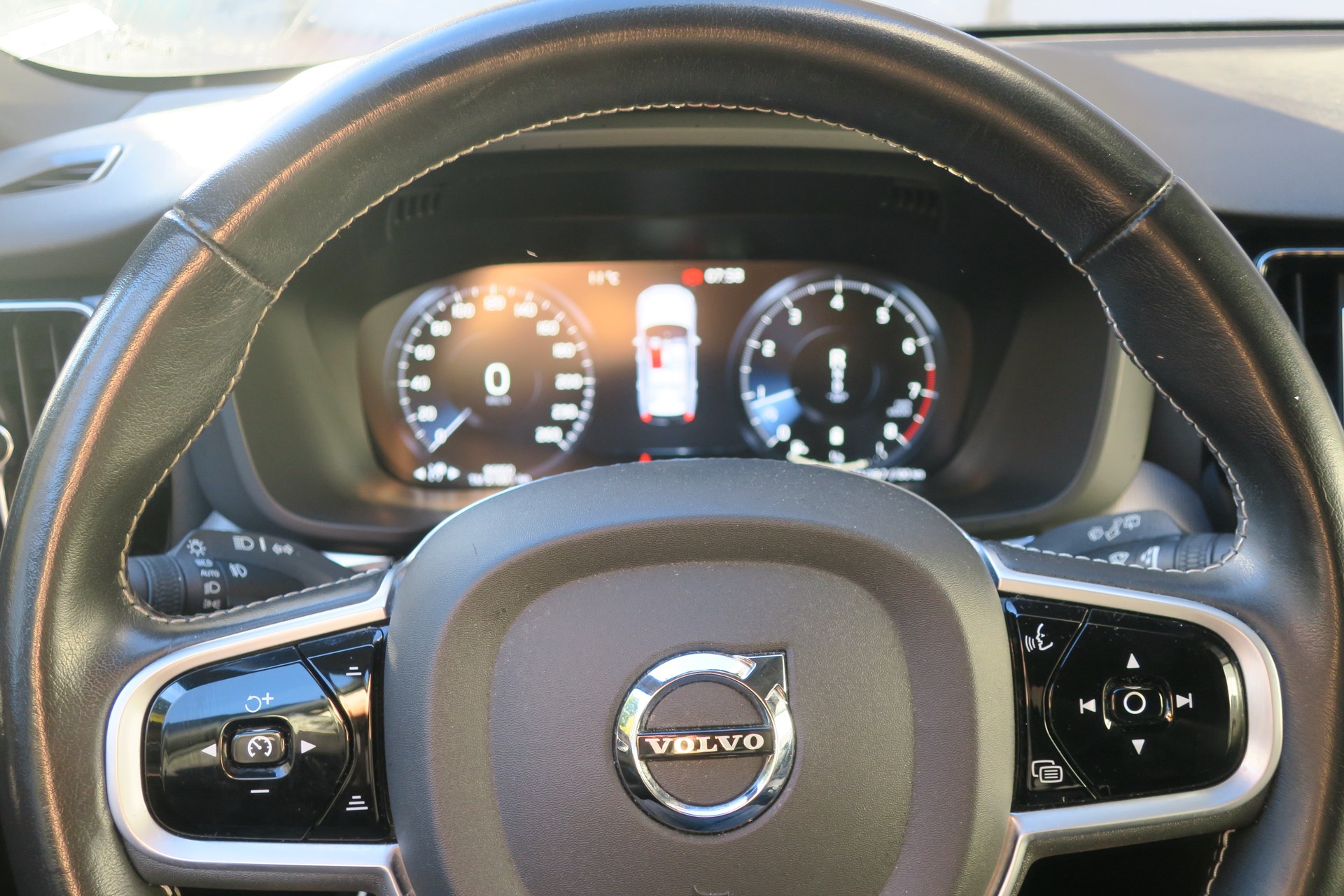 VOLVO XC60 B5 Benzin Mild Hybrid AWD R-Design Geartronic-image-15