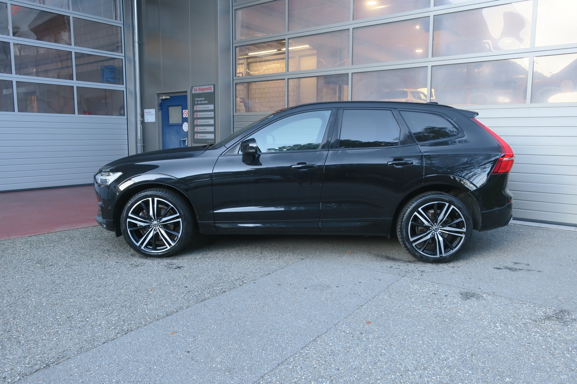 VOLVO XC60 B5 Benzin Mild Hybrid AWD R-Design Geartronic-image-3