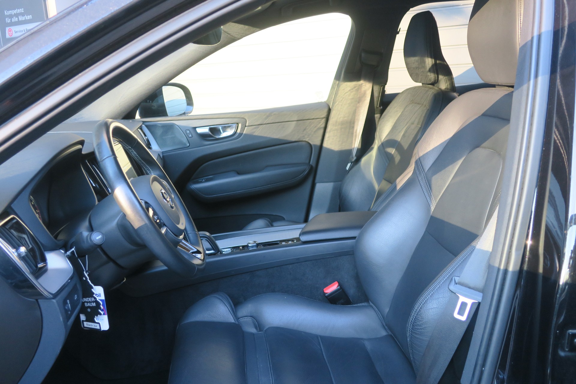 VOLVO XC60 B5 Benzin Mild Hybrid AWD R-Design Geartronic-image-5