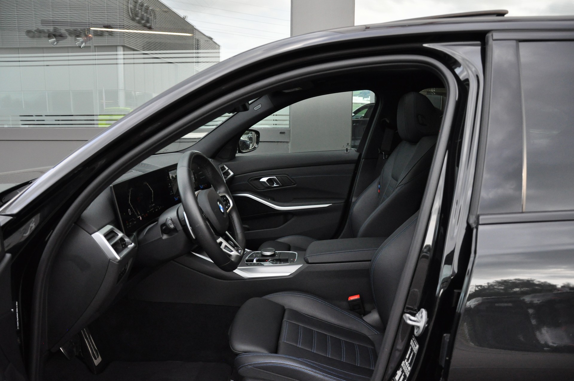 BMW 330i xDrive Steptronic M Sport-image-11