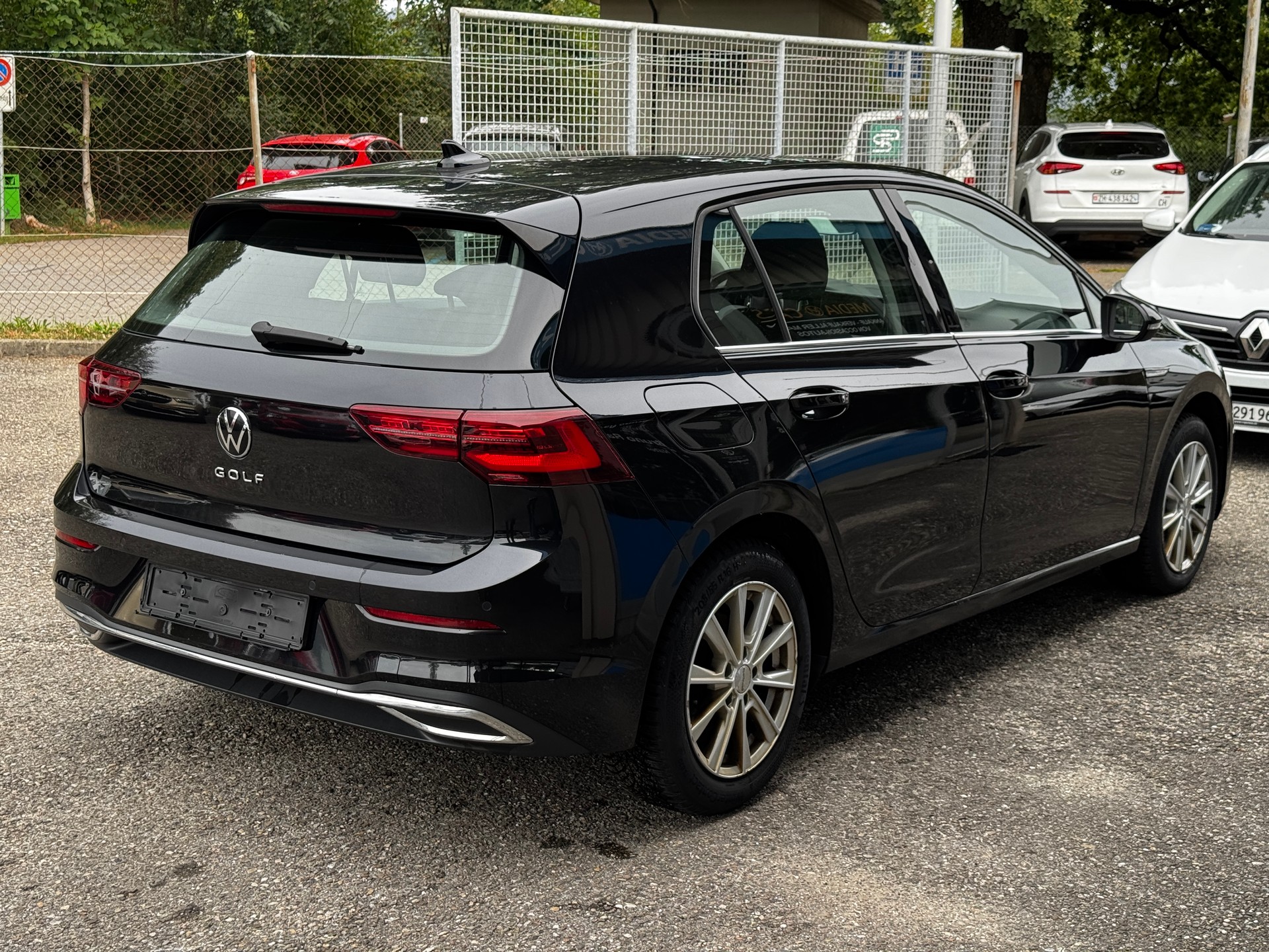 VW Golf 1.5 TSI ACT First Edition-image-5