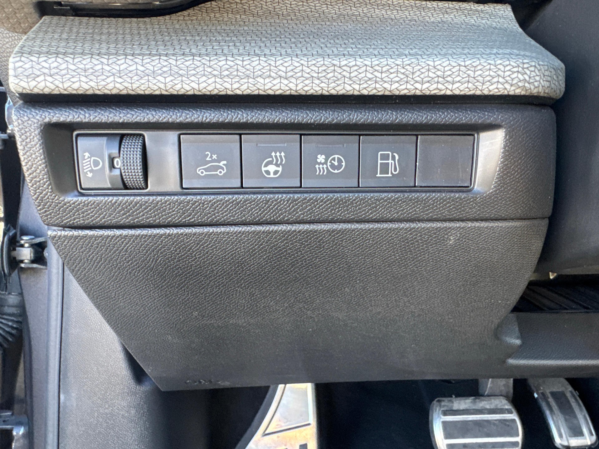 CITROEN C5 X 1.6 Plug-in Hybrid Shine Pack-image-18