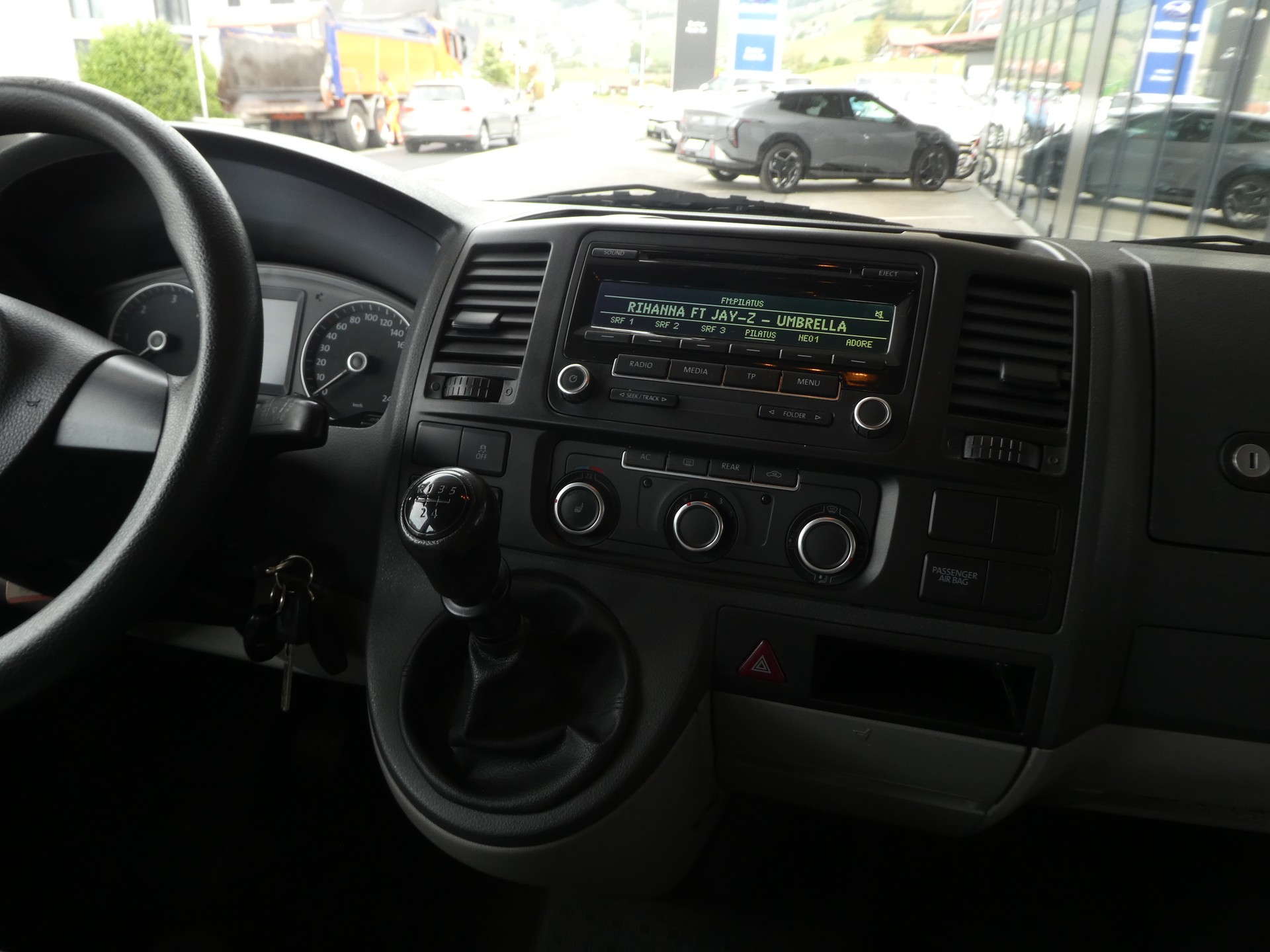 VW T5 Caravelle Trendline 2.0 TDI CR-image-11