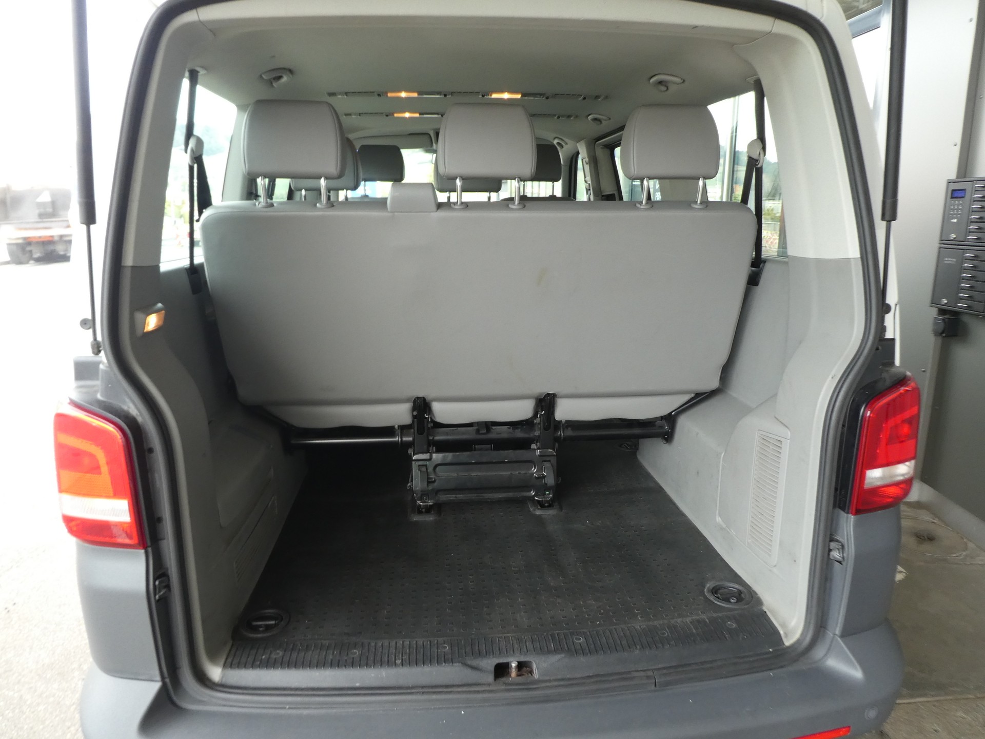 VW T5 Caravelle Trendline 2.0 TDI CR-image-9