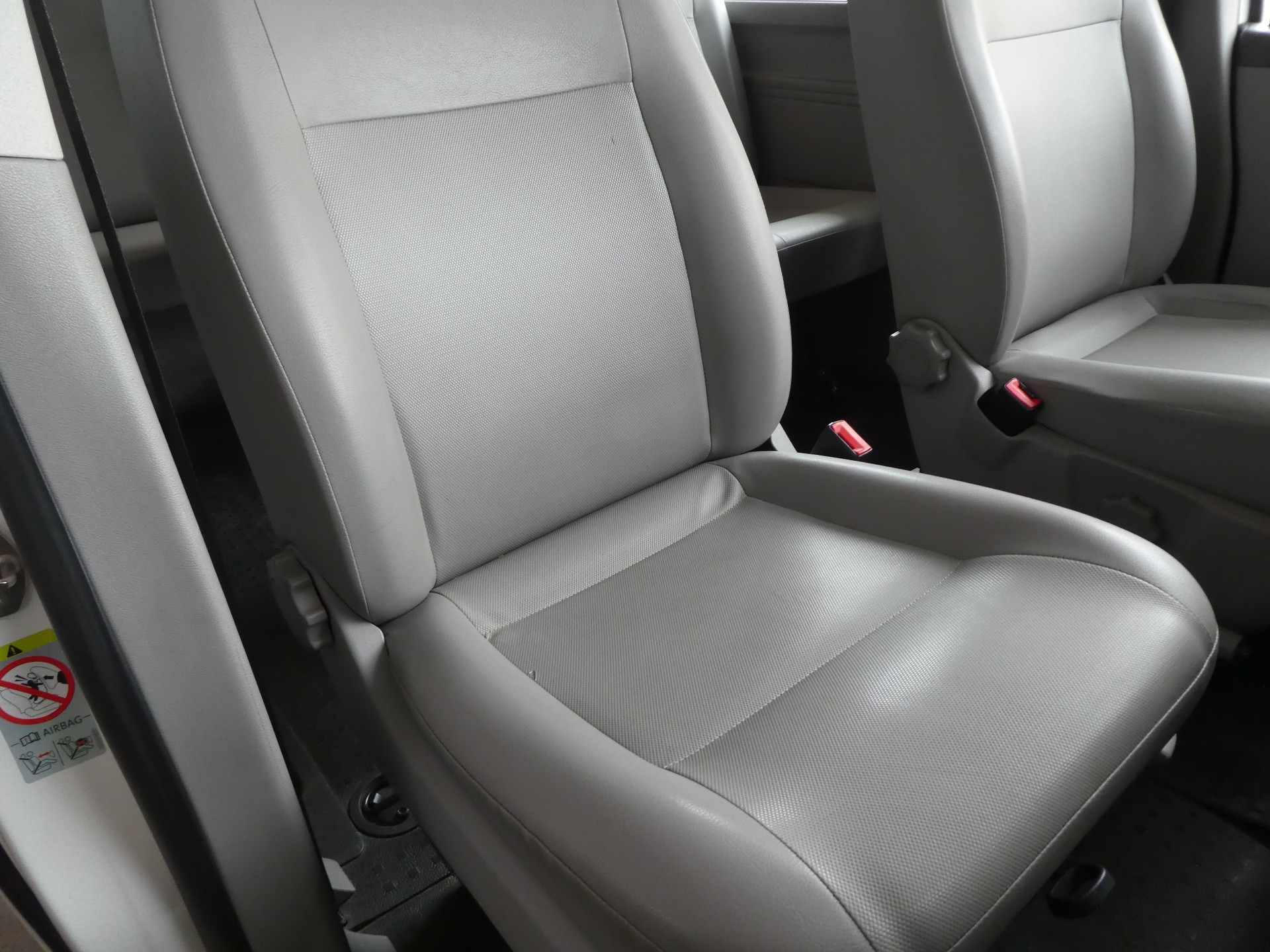 VW T5 Caravelle Trendline 2.0 TDI CR-image-12