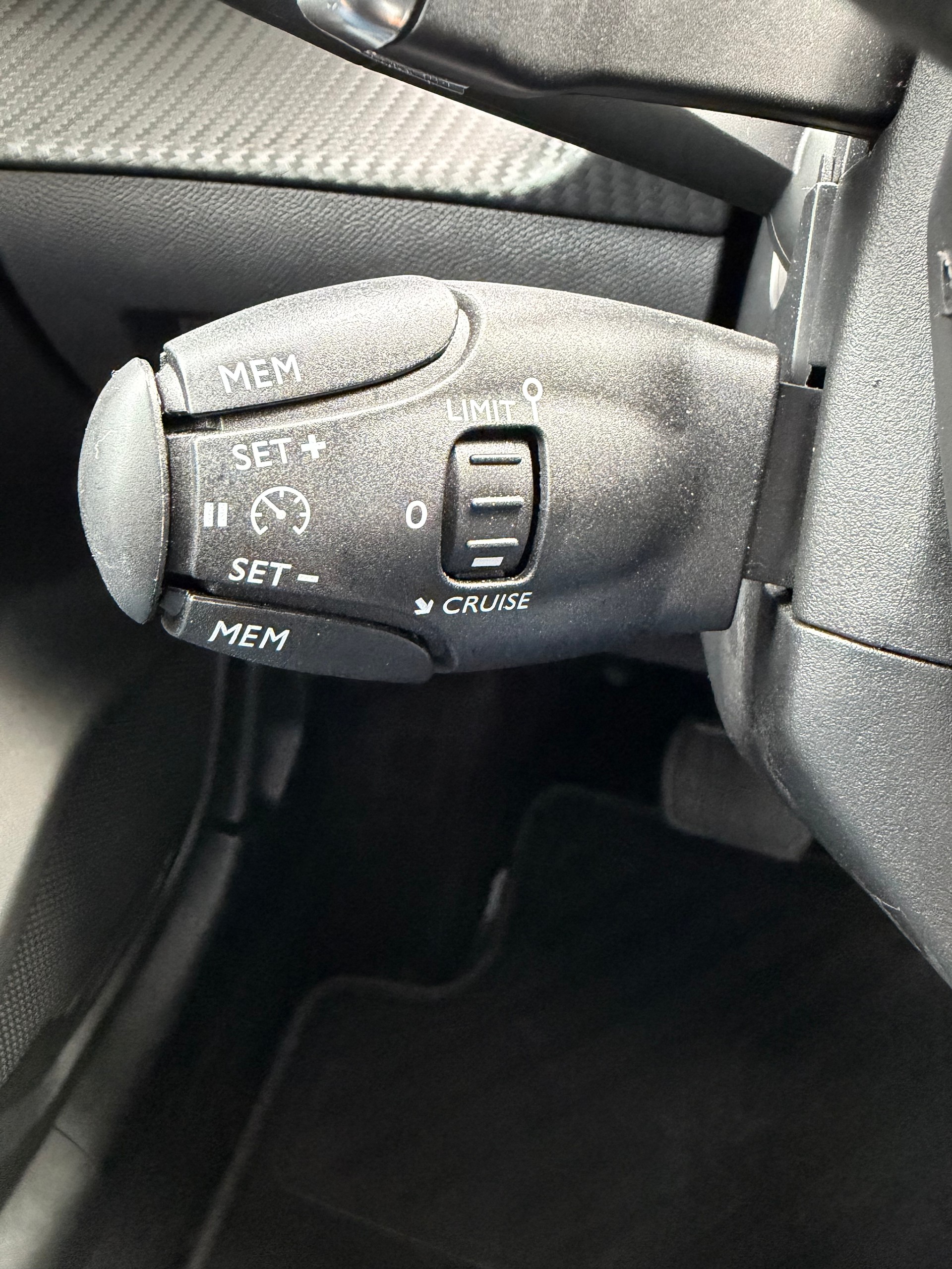 PEUGEOT 208 1.2 PureTech Allure EAT8-image-14