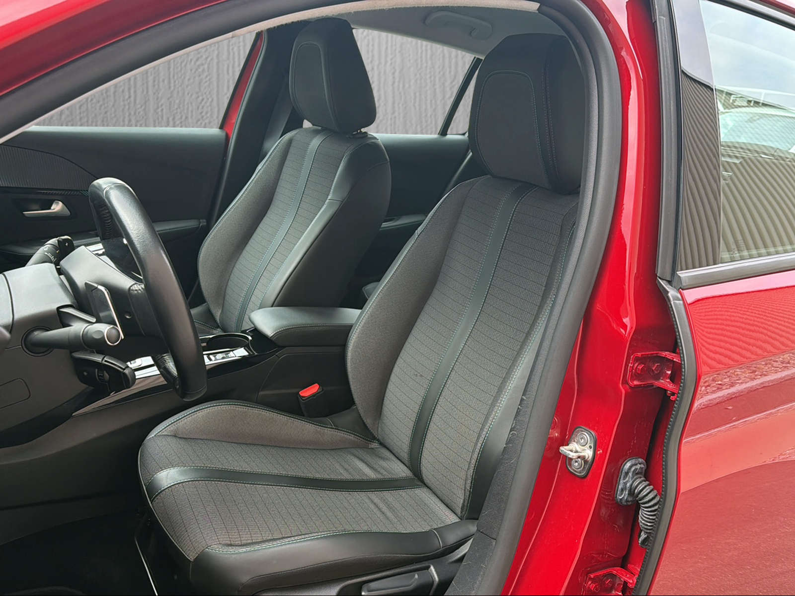 PEUGEOT 208 1.2 PureTech Allure EAT8-image-7