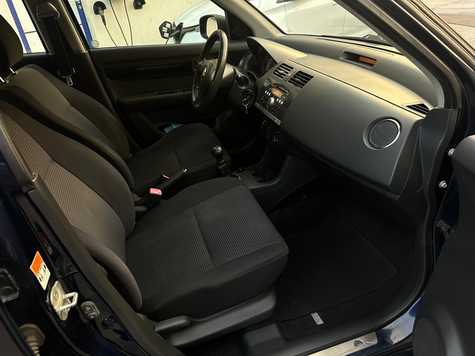 SUZUKI Swift 1.3i 16V GL Top Piz Sulai LE 4x4-image-7