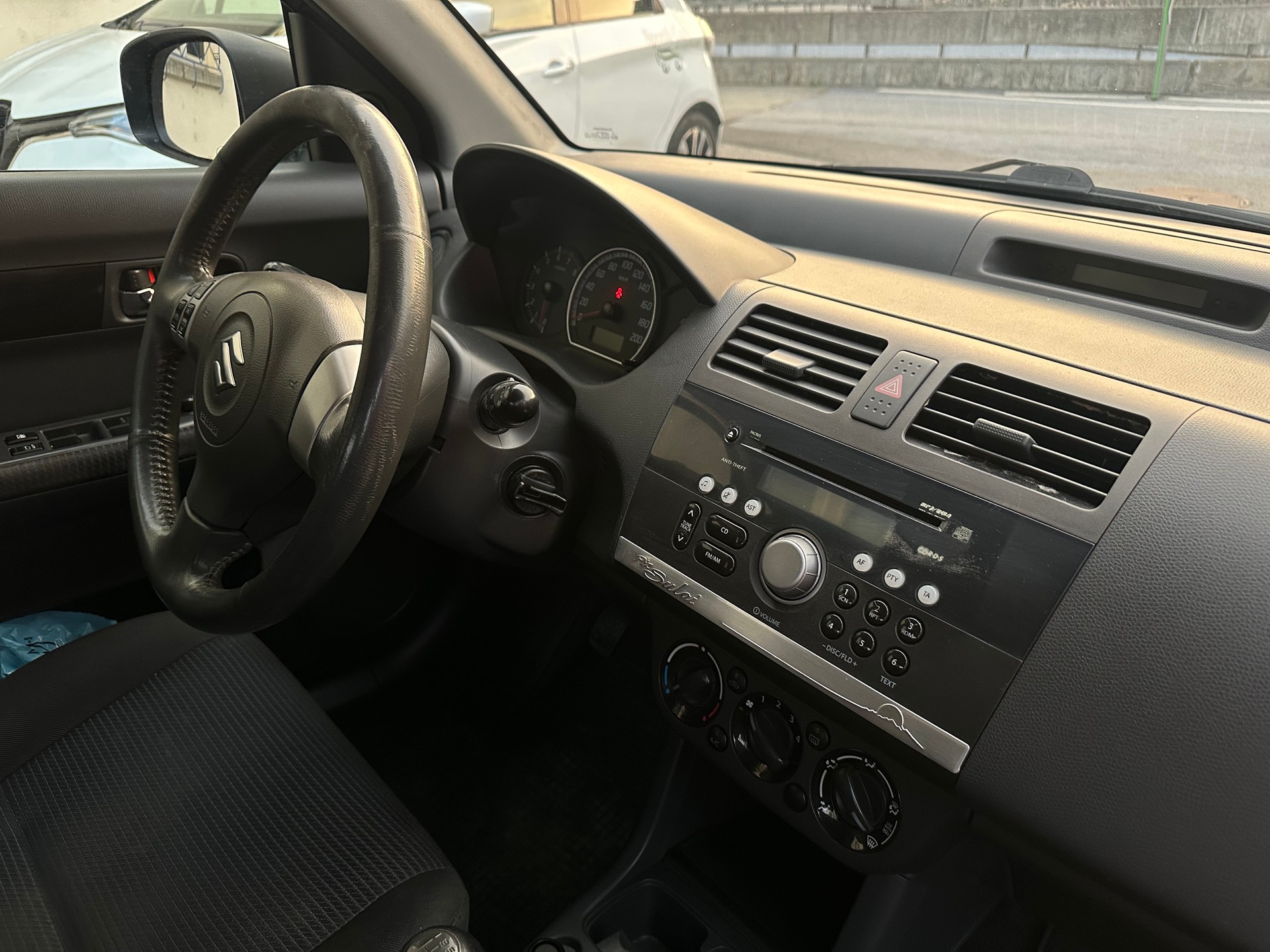 SUZUKI Swift 1.3i 16V GL Top Piz Sulai LE 4x4-image-5