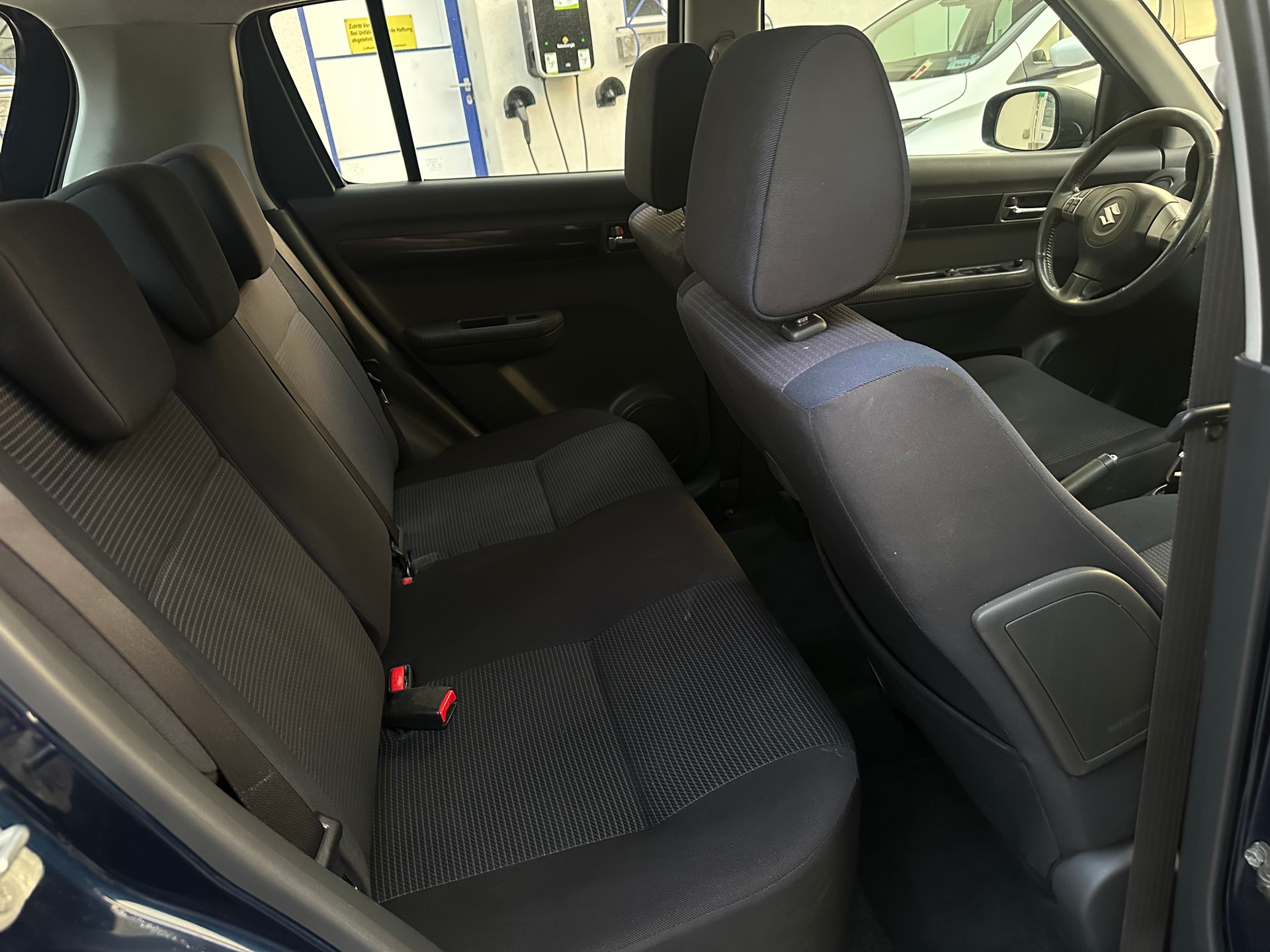 SUZUKI Swift 1.3i 16V GL Top Piz Sulai LE 4x4-image-8