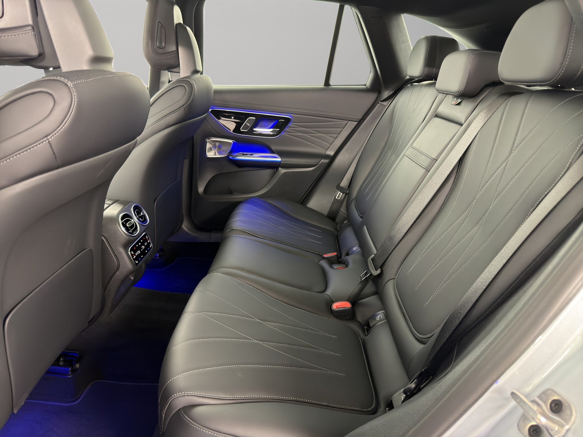 MERCEDES-BENZ GLC-Klasse GLC 220 d AMG Line 4matic-image-9