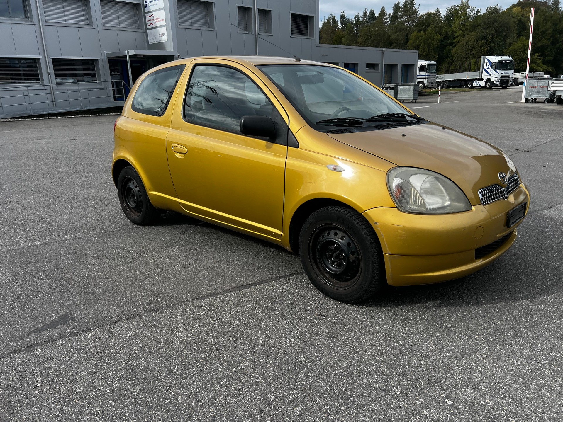 TOYOTA Yaris 1.0 Linea Sol-image-1