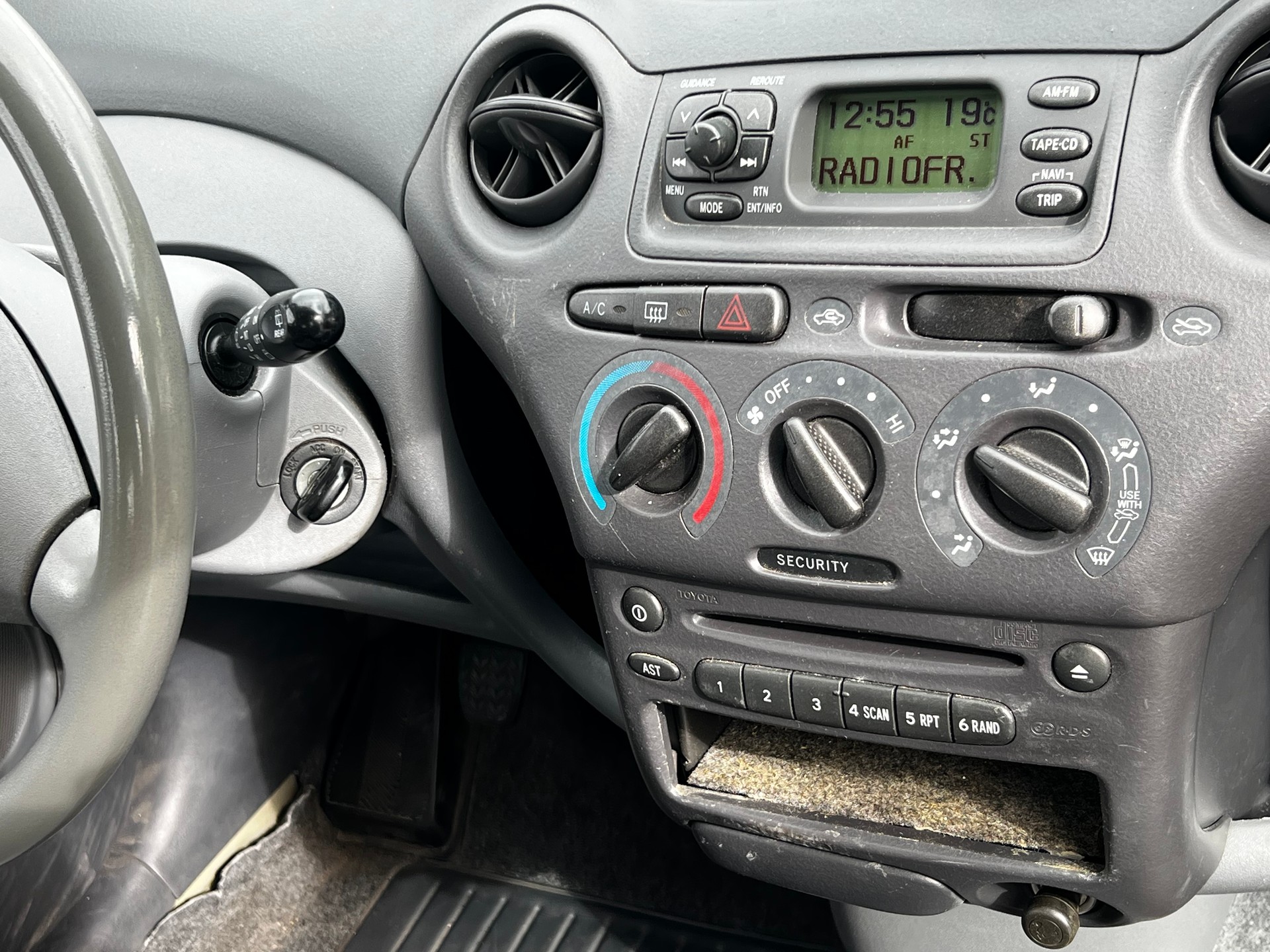 TOYOTA Yaris 1.0 Linea Sol-image-6