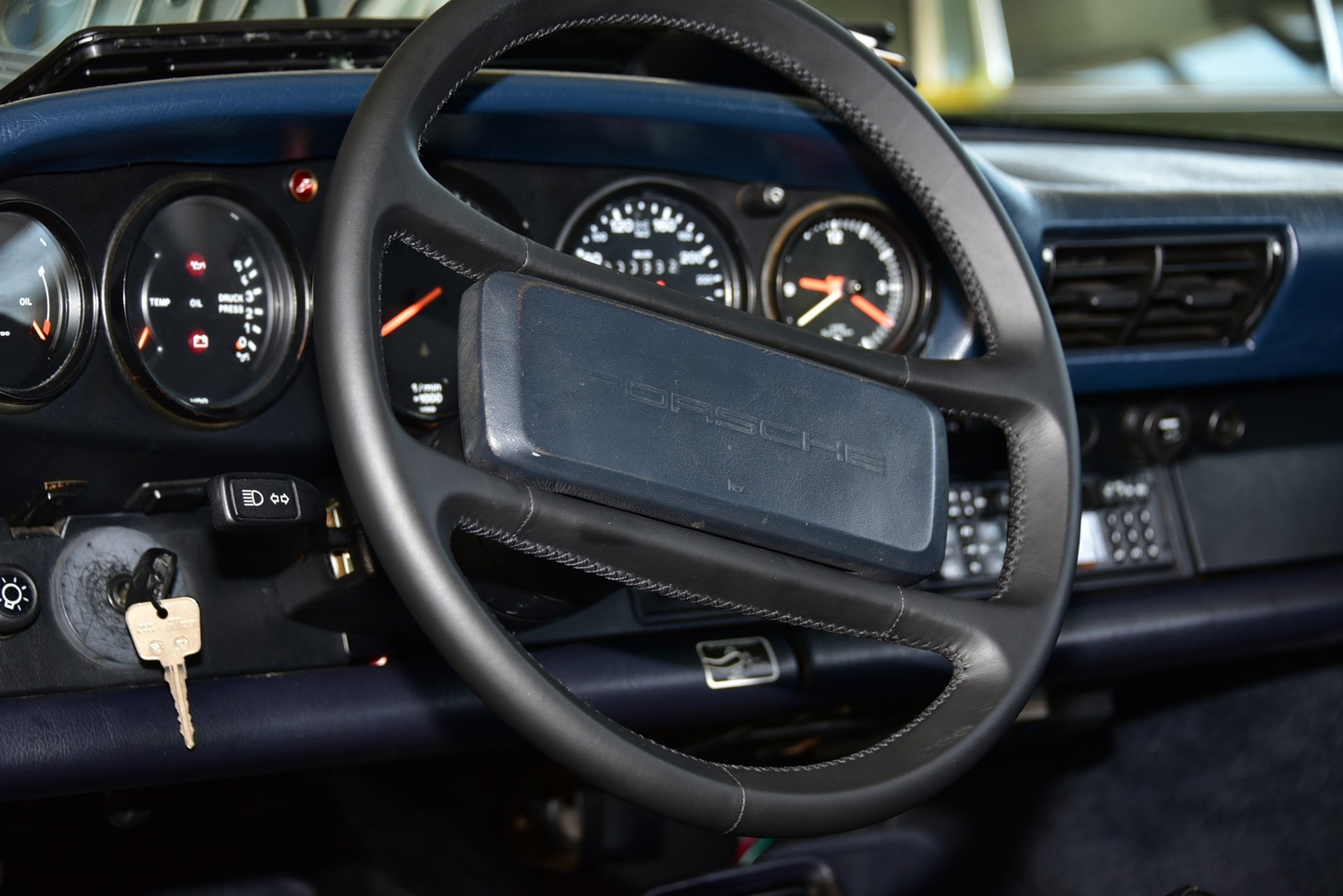 PORSCHE 911 Carrera Cabrio-image-10