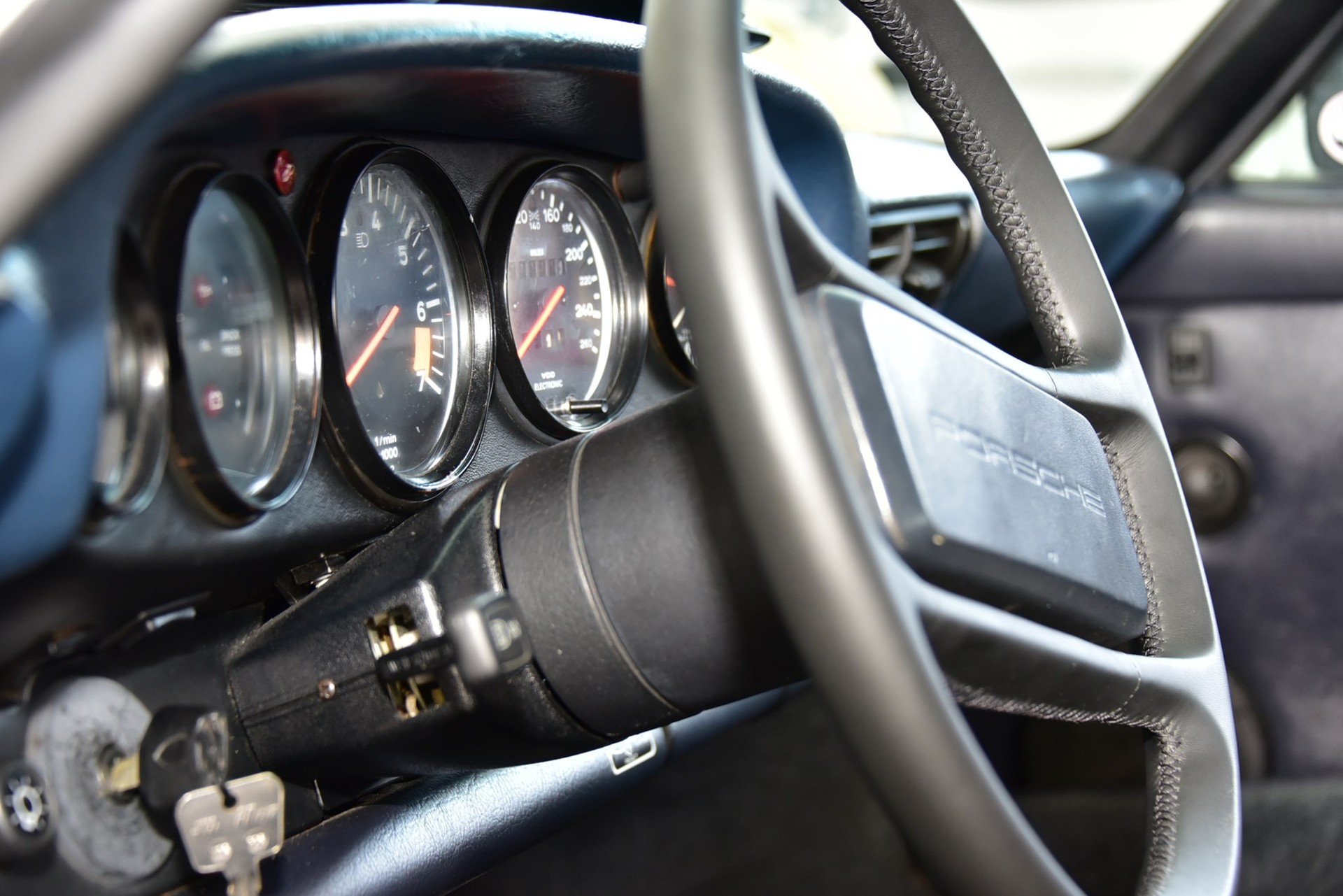 PORSCHE 911 Carrera Cabrio-image-11